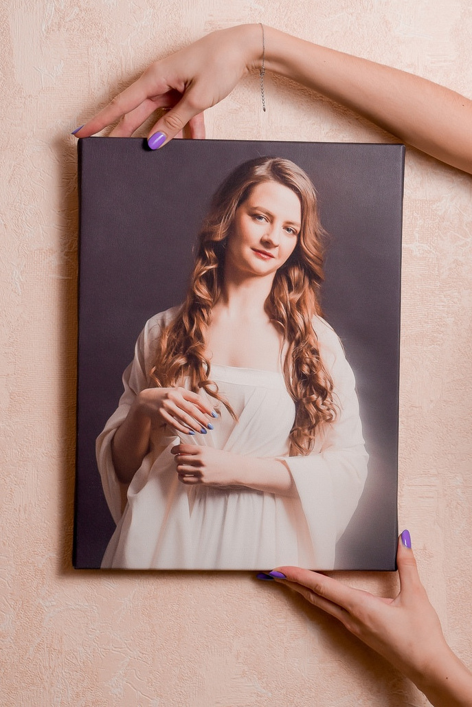 Фотохолст в женских руках