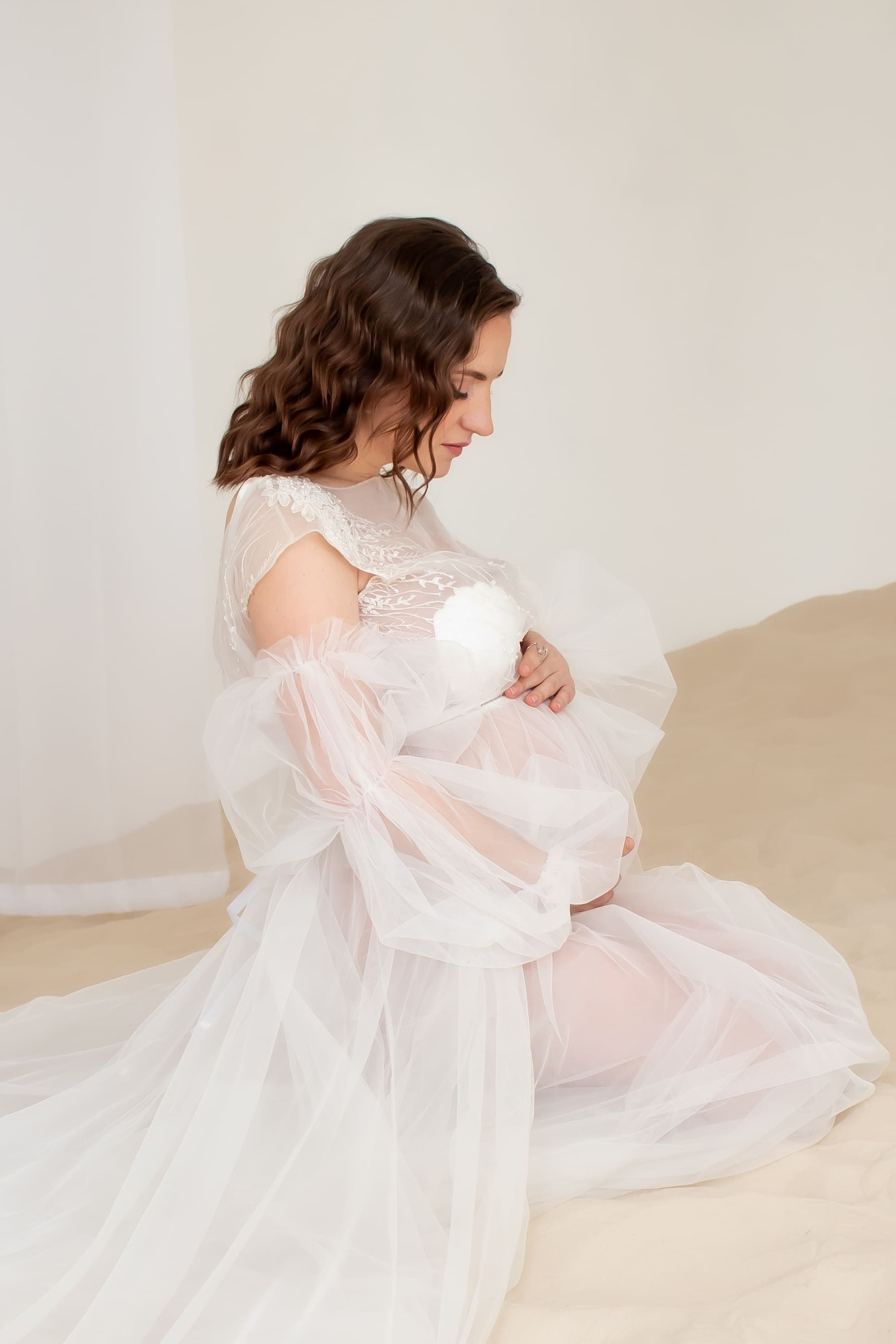 Беременная фотосессия в воздушном платье, студийная съёмка Москва, фотограф Карасёва Елена