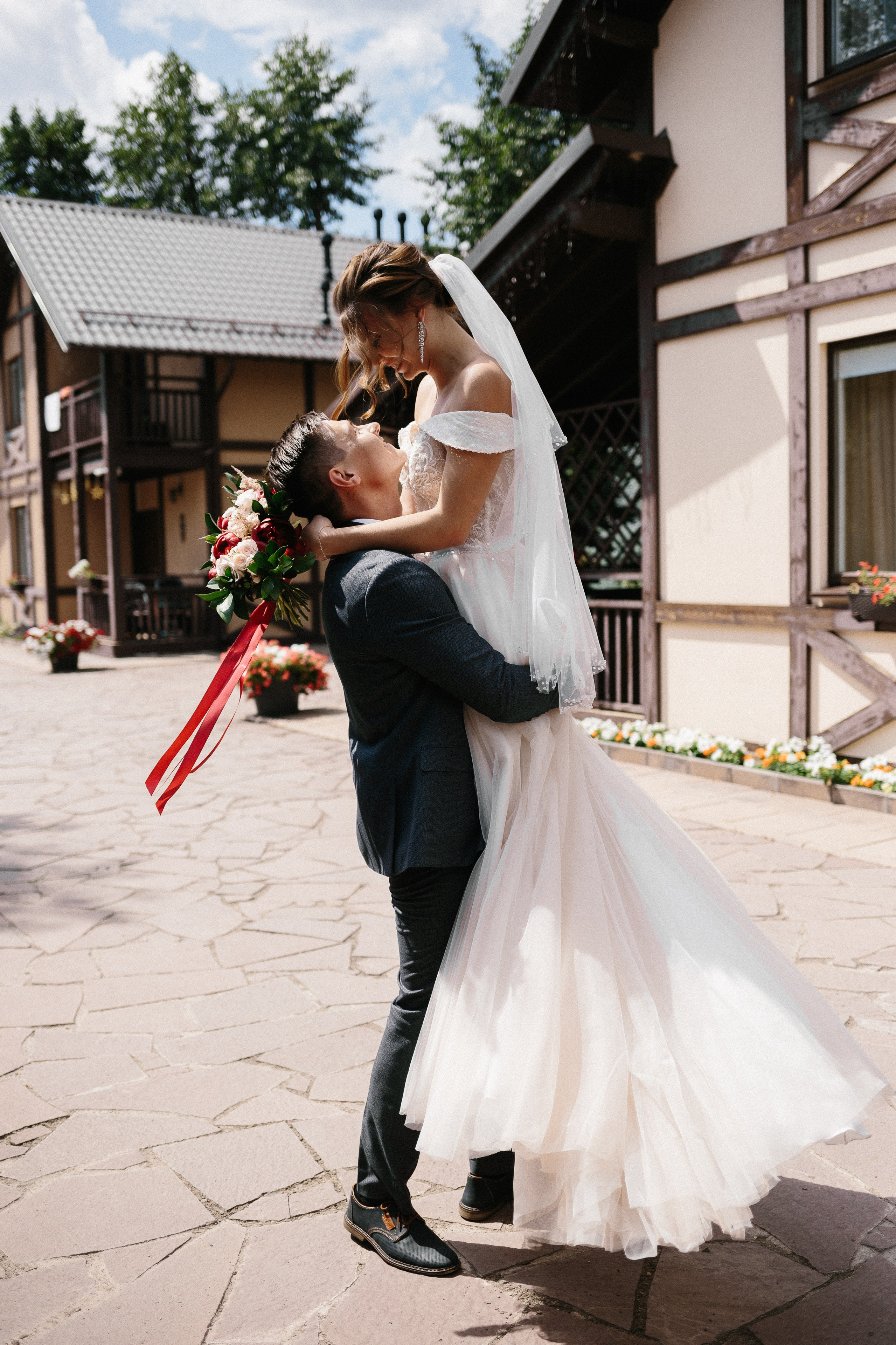 Стильная свадебная пара в шляпе и кожаной куртке в фотостудии. Фотограф недорого Магнитогорск