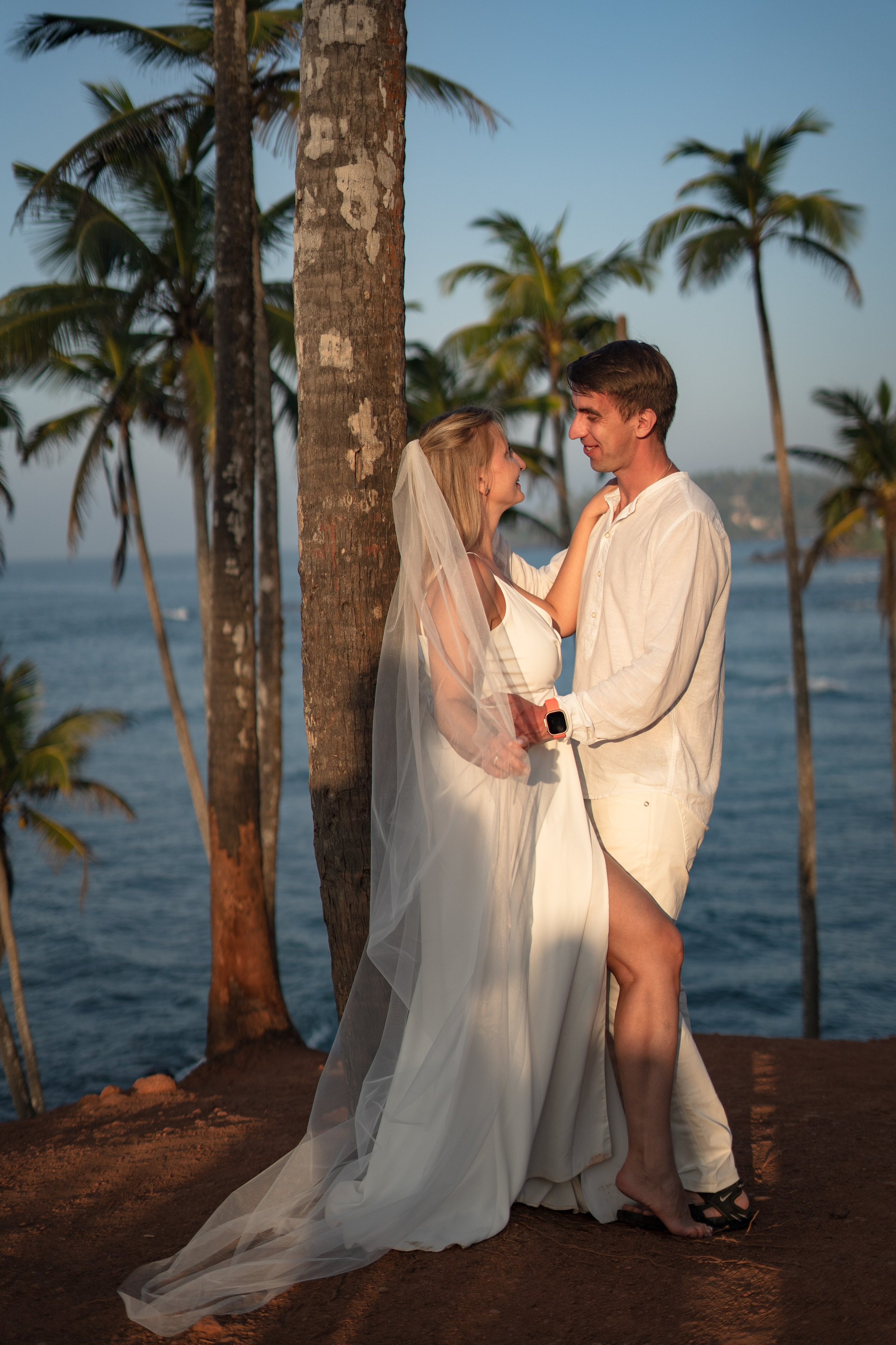 bride and groom against the background of the ocean