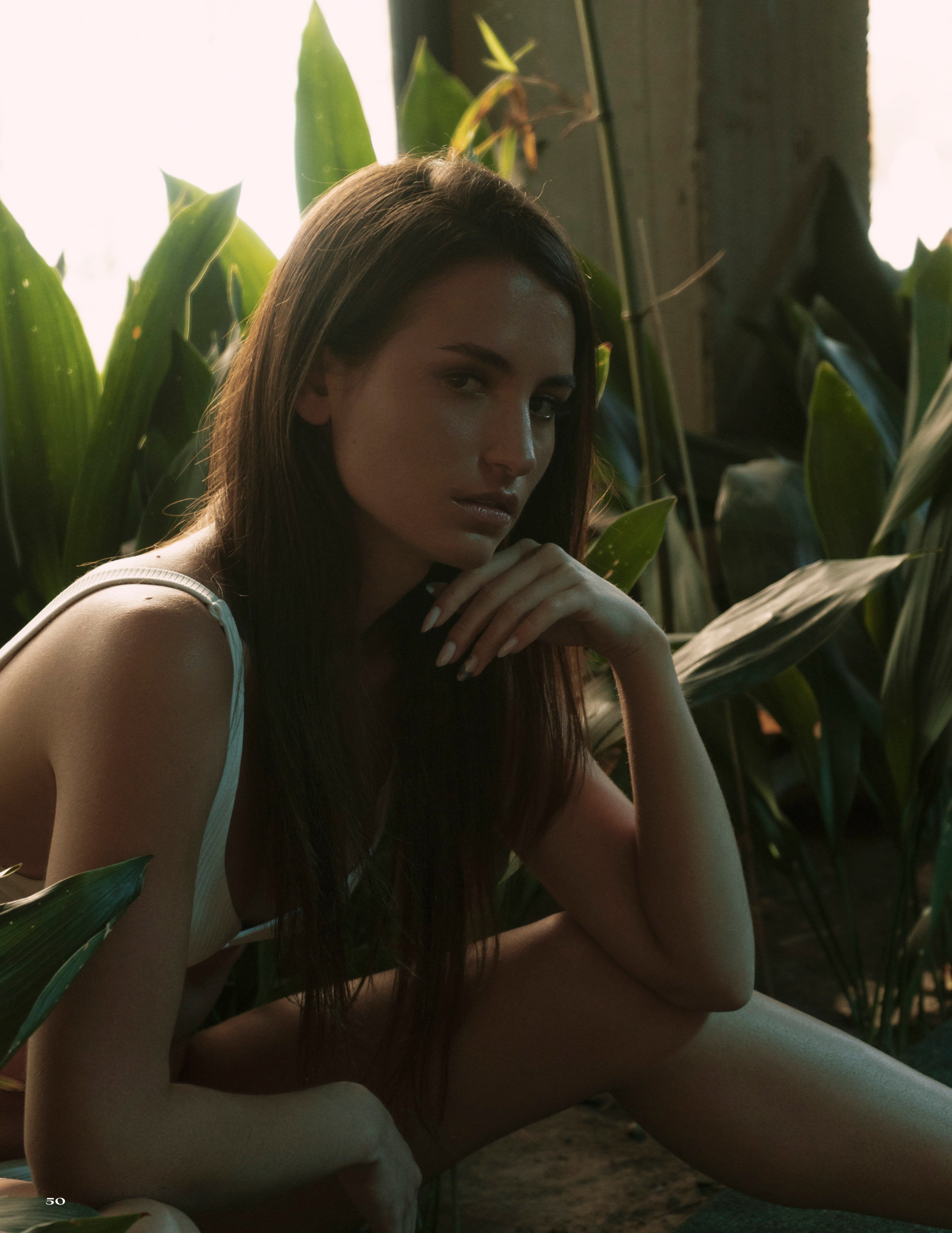 Портрет девушки на фоне алоэ в помещении