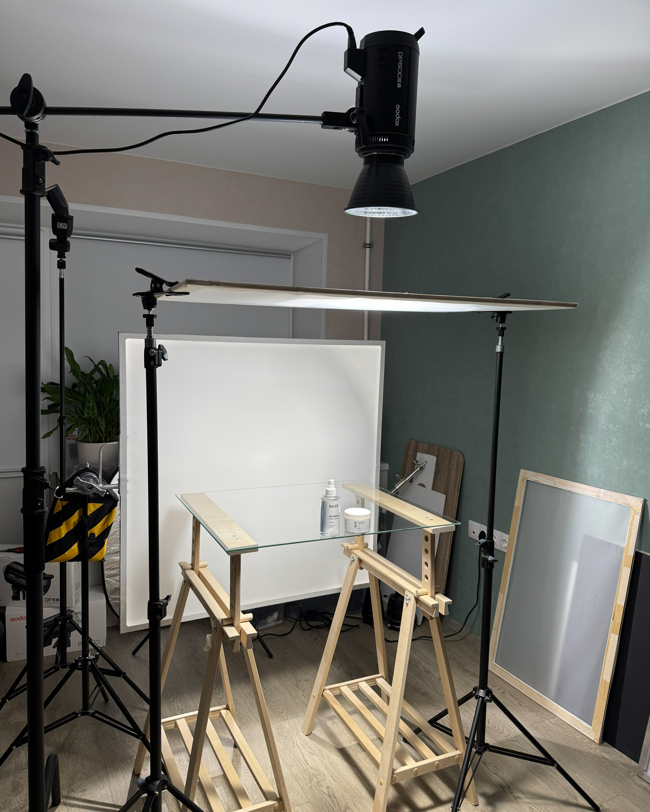 оборудование предметной фотостудии: свет, предметный стол и фоны