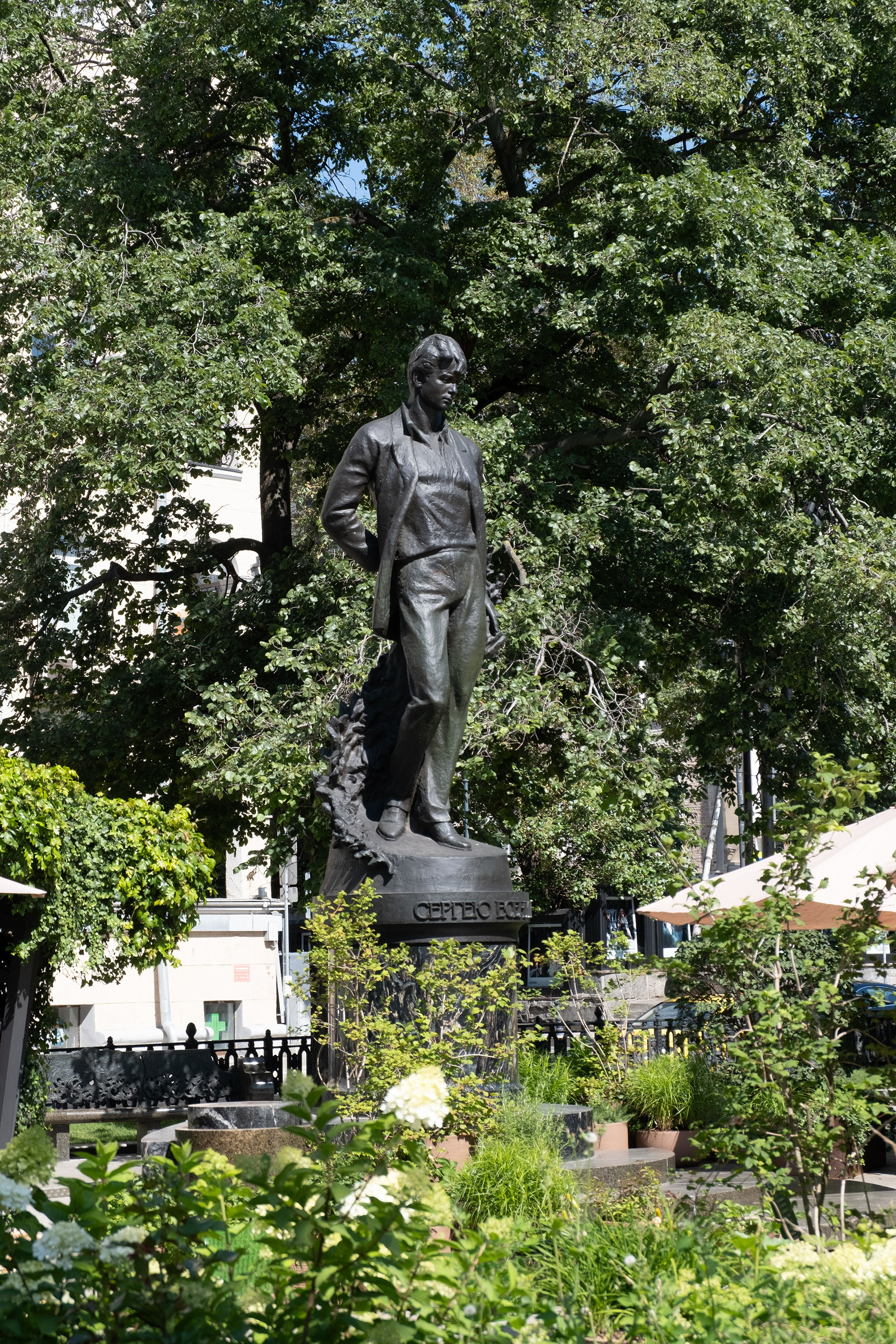 Памятник Есенину в Москве, утопающий в зелени