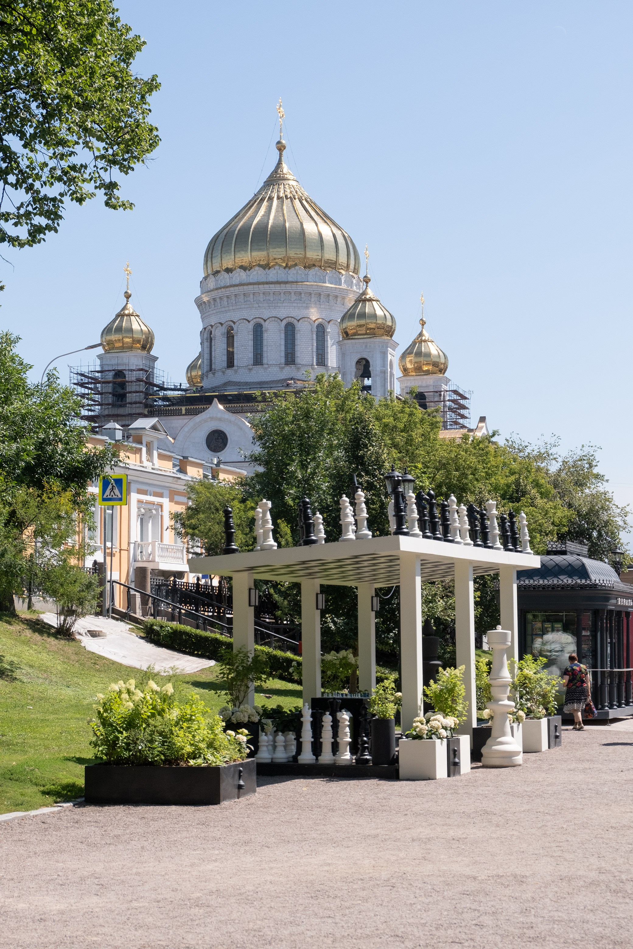 Площадка для игры в шахматы, Храм Христа Спасителя в строительных лесах.