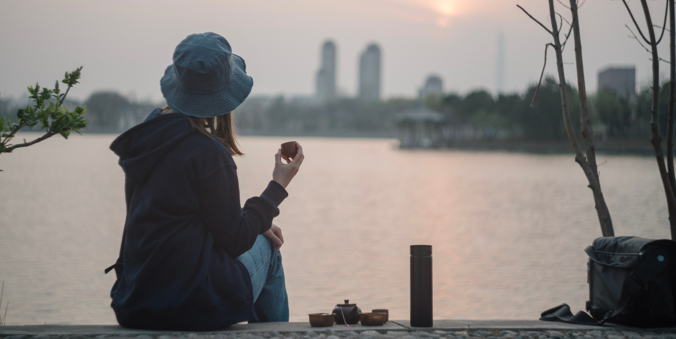 Park, tea and cats. Photographer in Guangzhou, China. Archibald Sonnenhaft