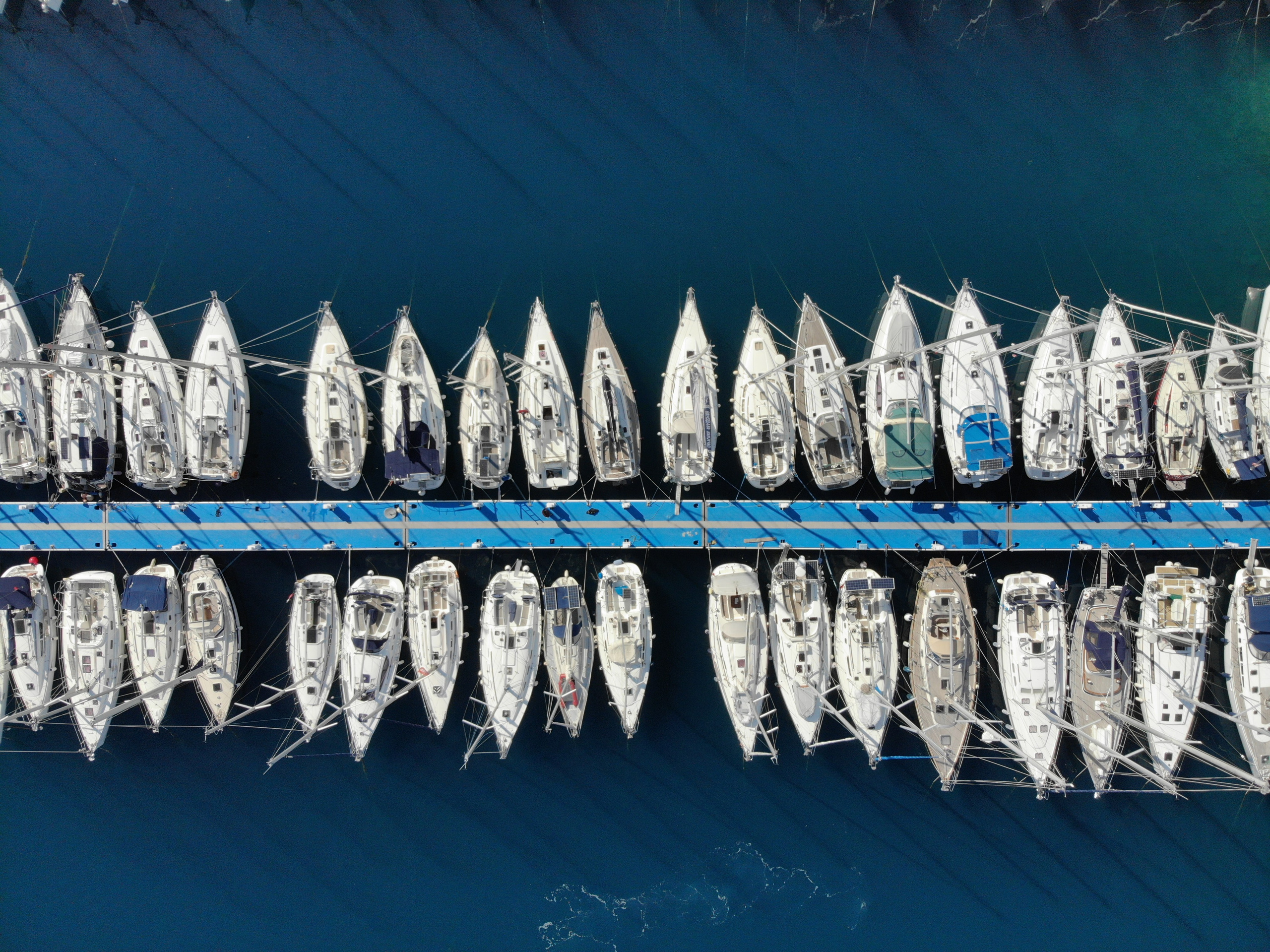 яхты вид сверху марина причал парусные фотограф михаил воскресенских