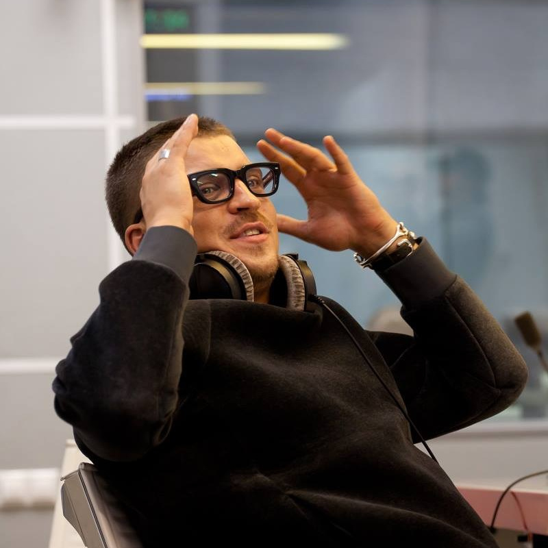 съемка  портрета в Москве - эмоции артиста в студии