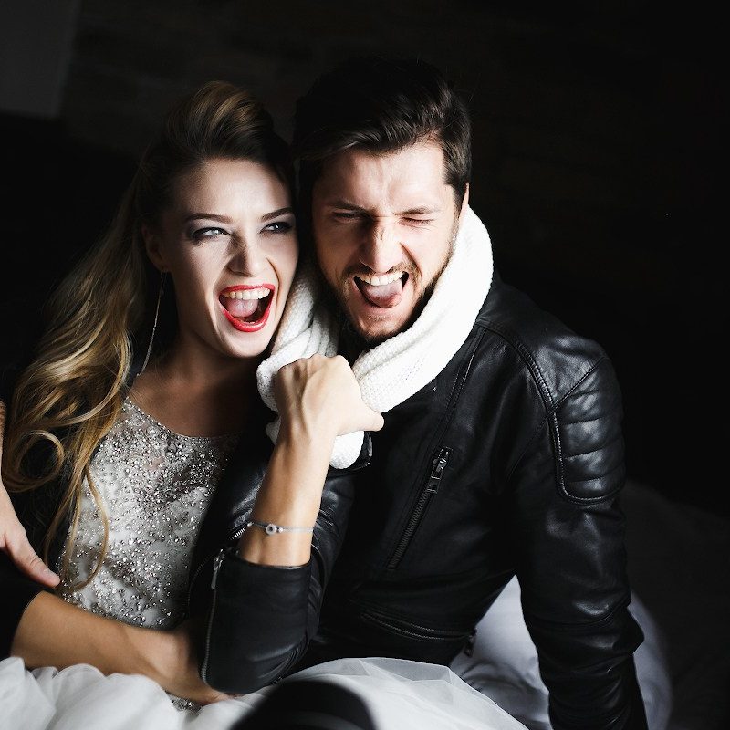 свадебная фотография, где невеста сильно прижала к себе жениха