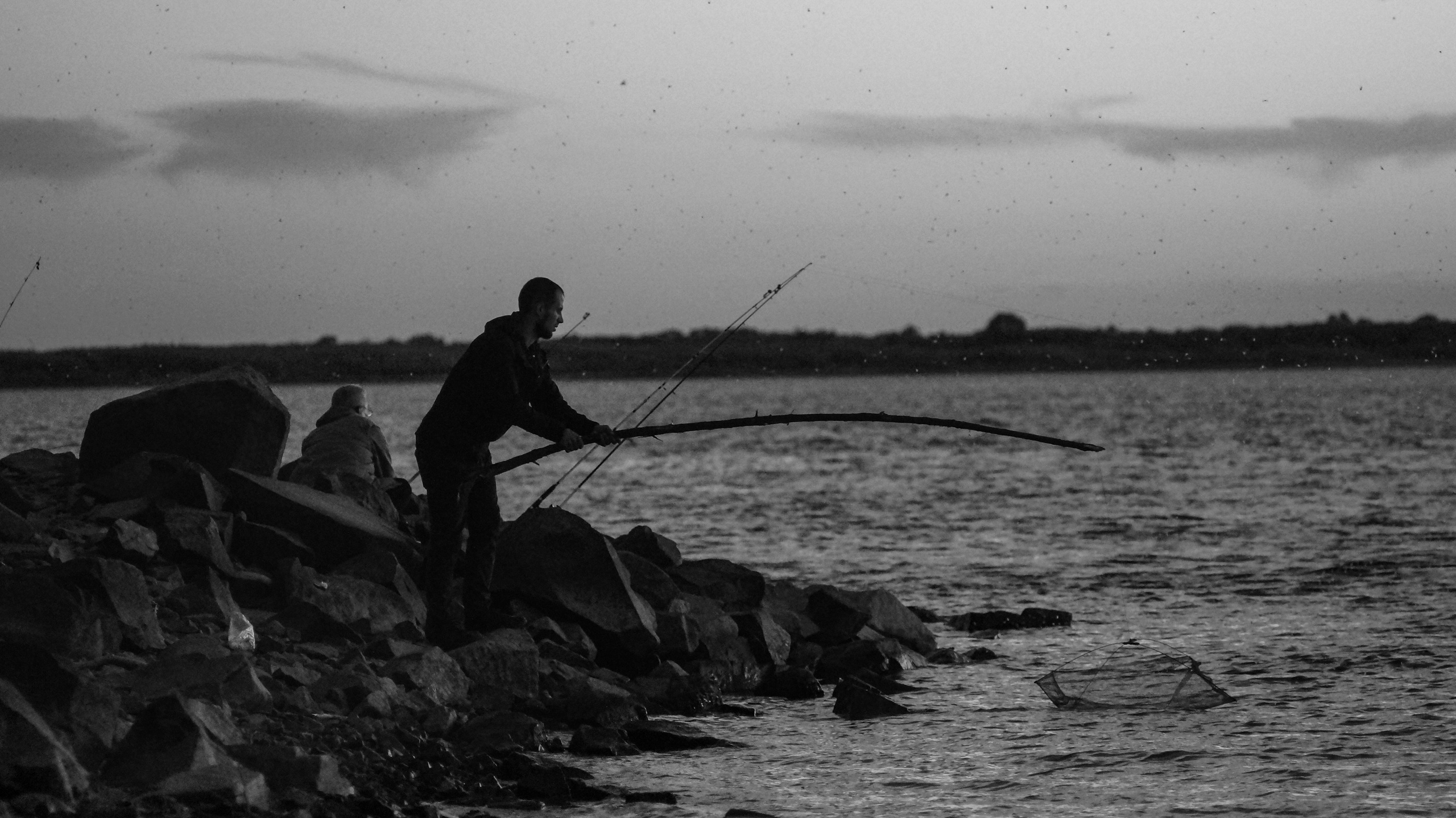 Рыбаки на вечерней зорьке