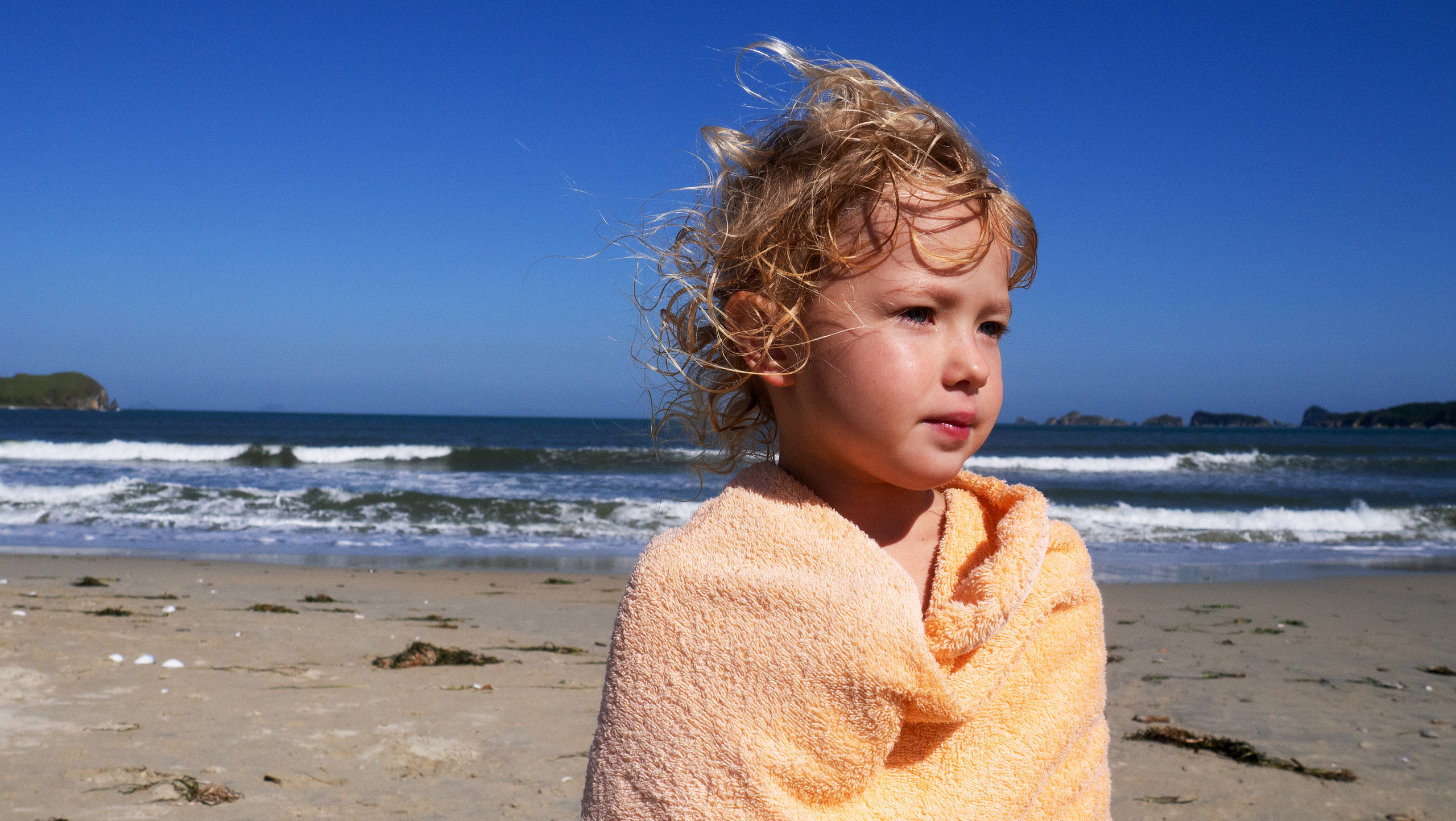 Девочки на пляже. Купить коммерческие фотографии для использования в дизайне и рекламе