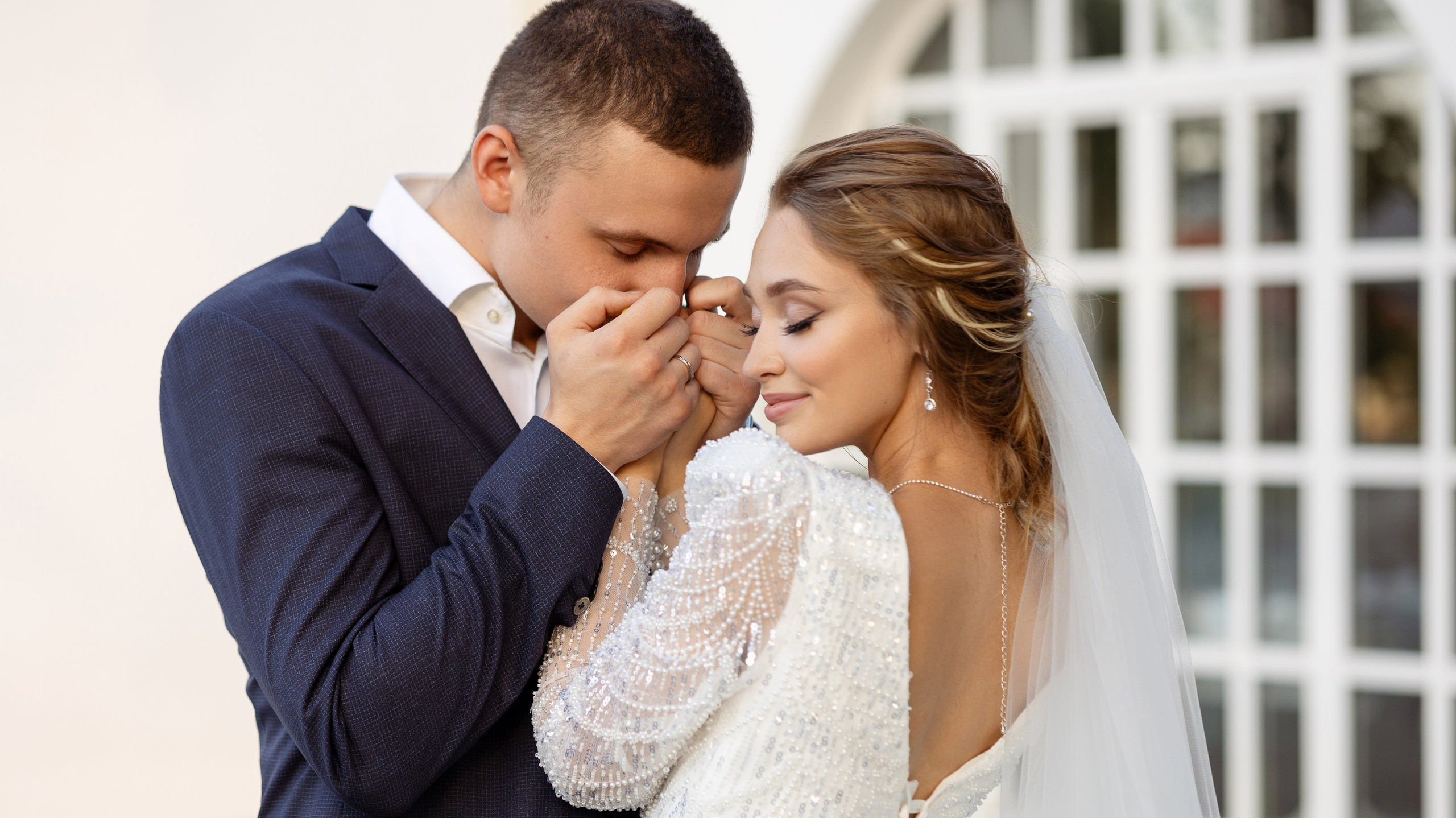 молодожены эдвард и бэлла позируют на свадебной фотосессии в отеле