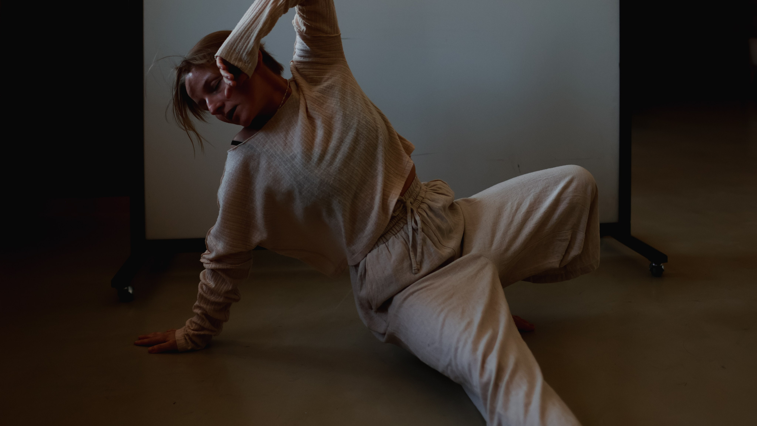 На фотографии изображена танцующая девушка. Пример фотографии танцевальных проектов.