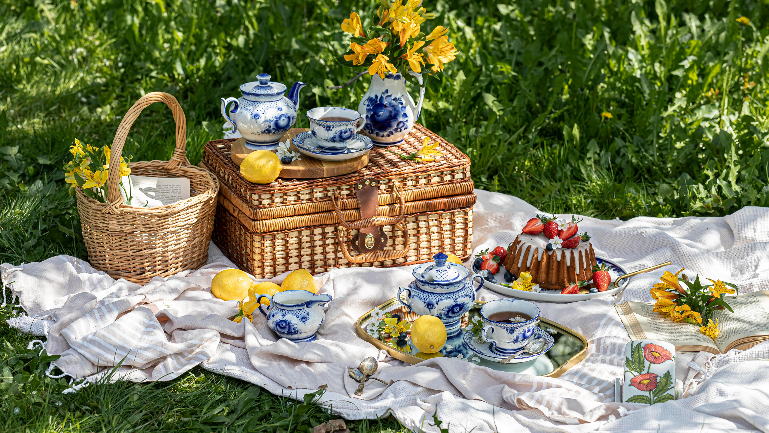 Гастрономический пикник на природе вдохновляющая концептуальная съемка на свежем воздухе в цветении деревьев. 