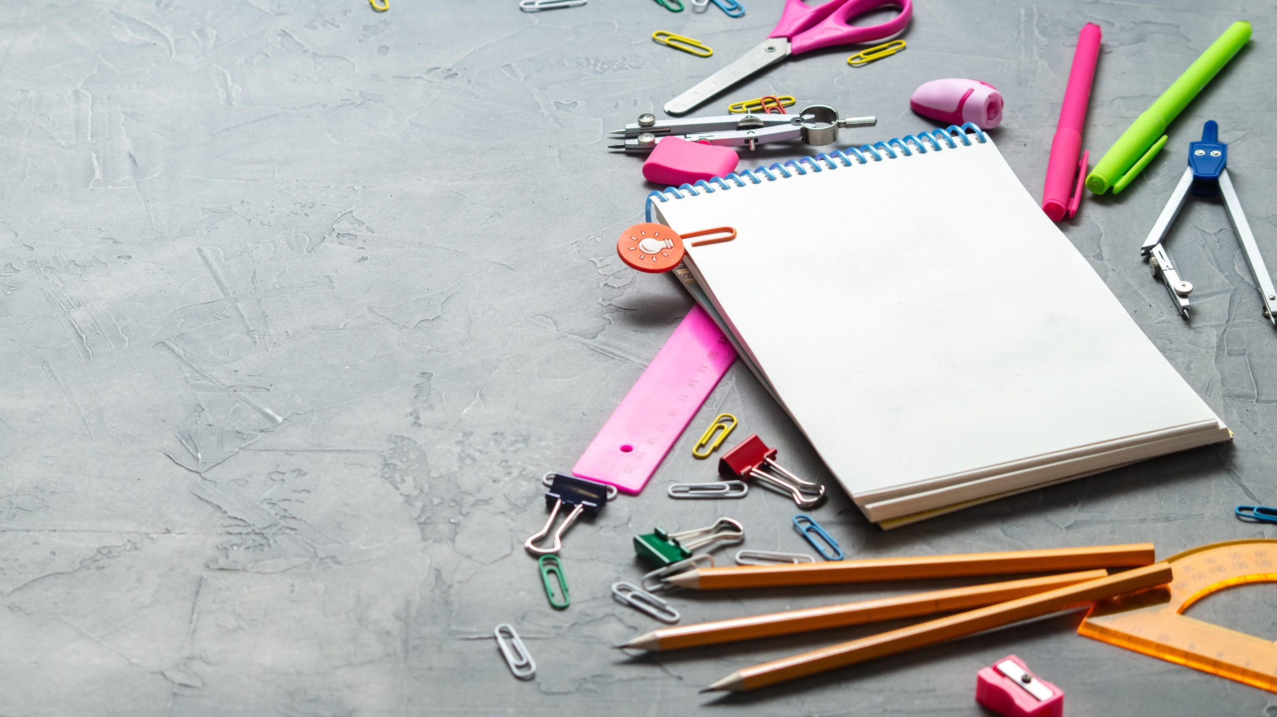 Школьные канцелярские принадлежности. Купить коммерческие фотографии для использования в дизайне и рекламе