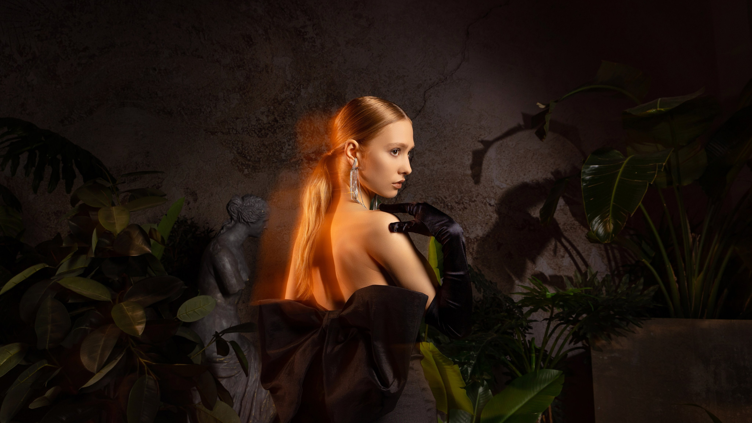 Девушка с вытянутыми вперёд руками в облаке из отражений