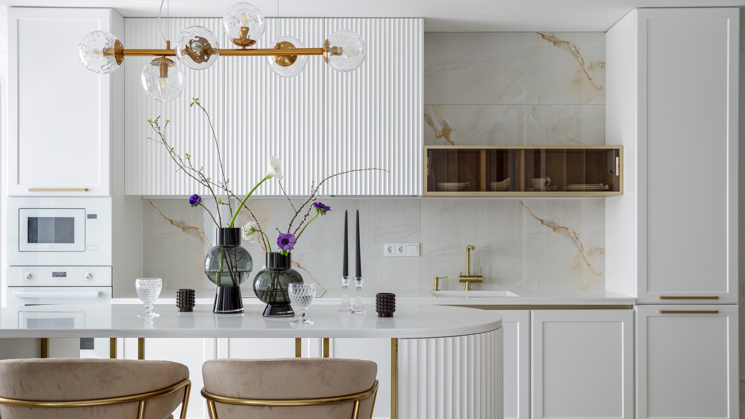 Студия HomeBox: Квартира-студия с золотыми элементами и лаконичным декором. Интерьерный фотограф Дима Птицын и стилист Дарья Копылова