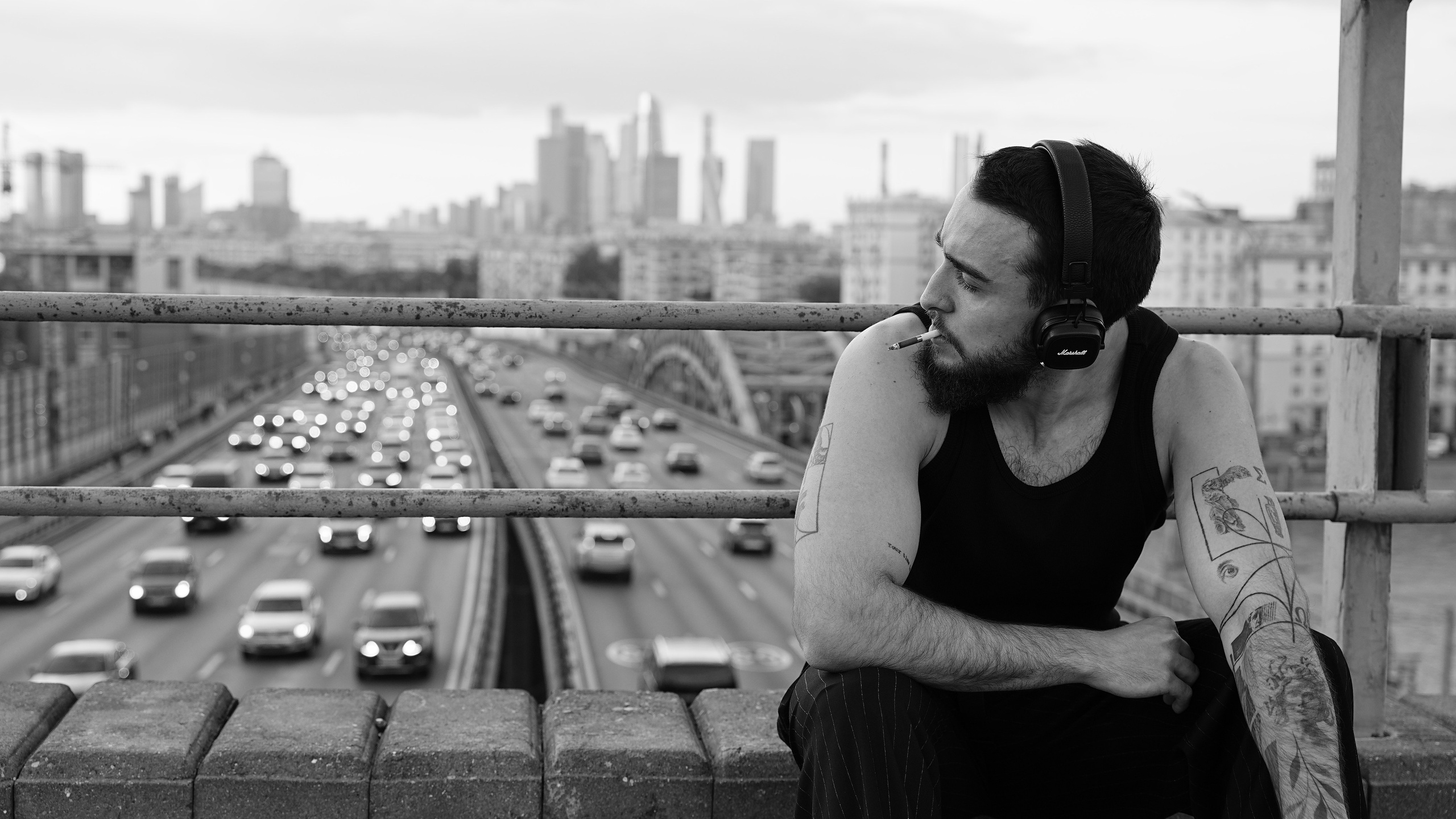 Мужской честный портрет в городе (улица) в Москве