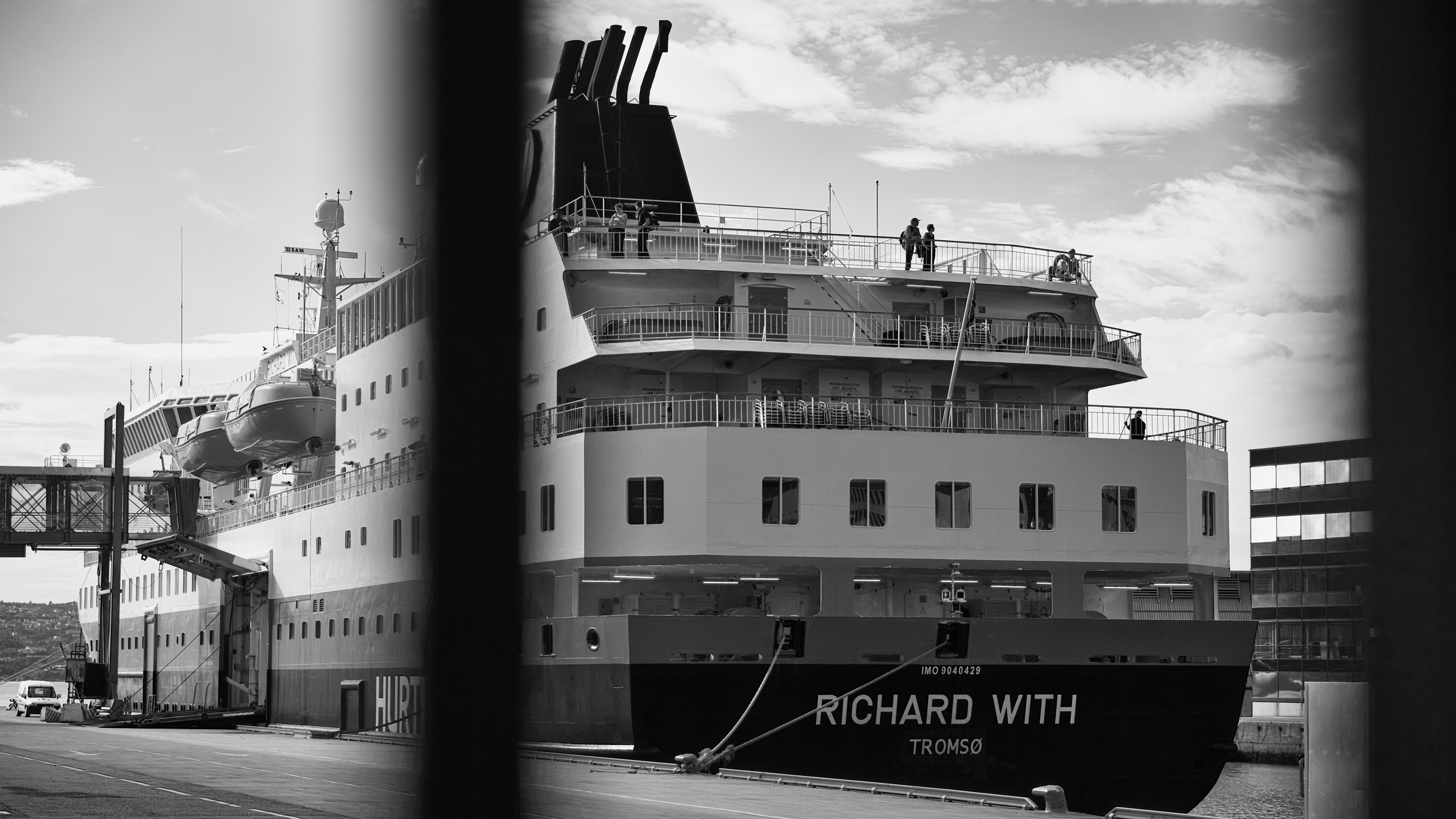 Черно-белая фотография: пассажирский корабль Richard With в порту Тромсё, Норвегия, люди на палубах, морская тематика, документальная съёмка