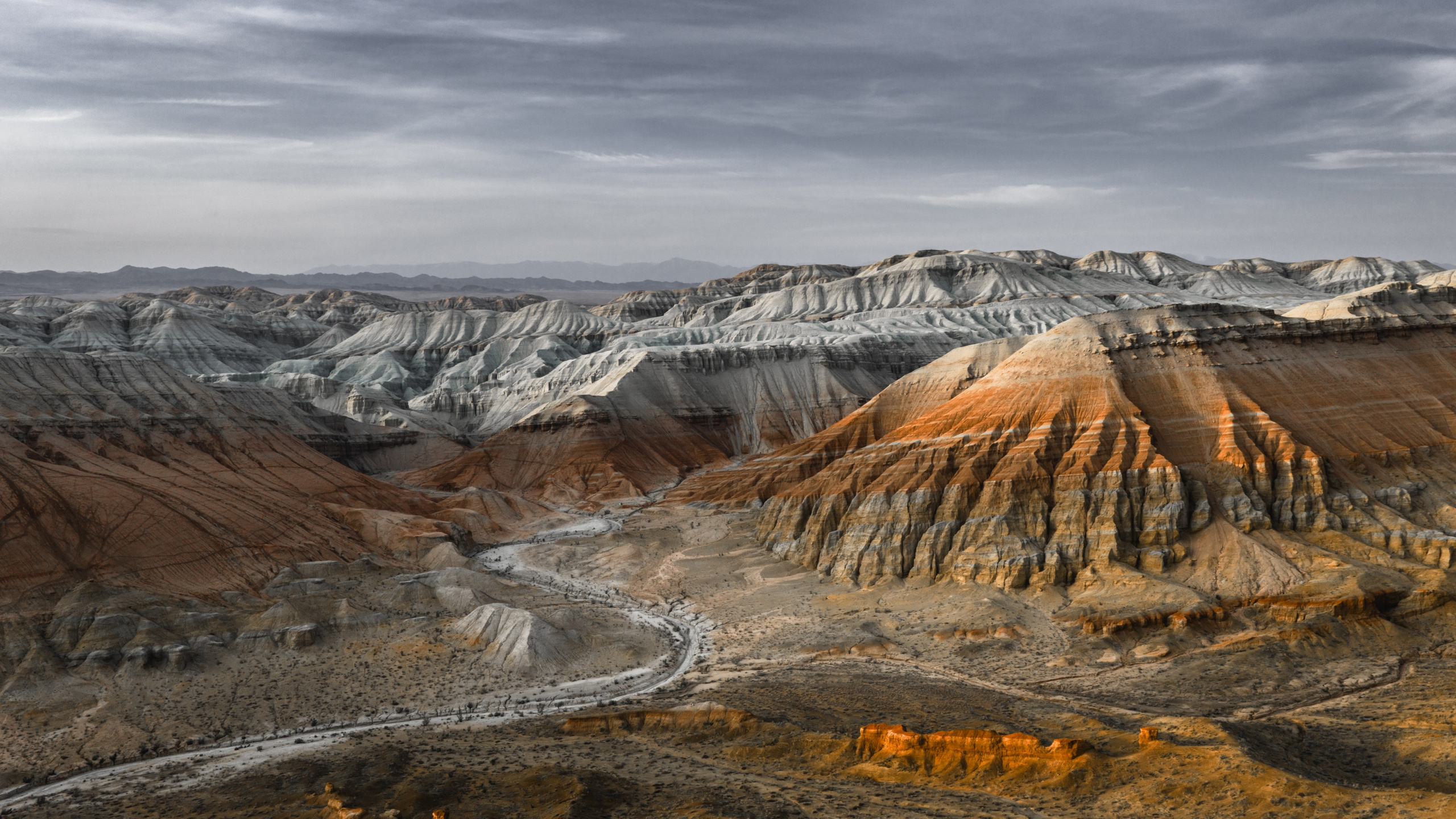 SKYLINE ART SPACE. Картины о красоте, культурных ценностях и традициях Казахстана