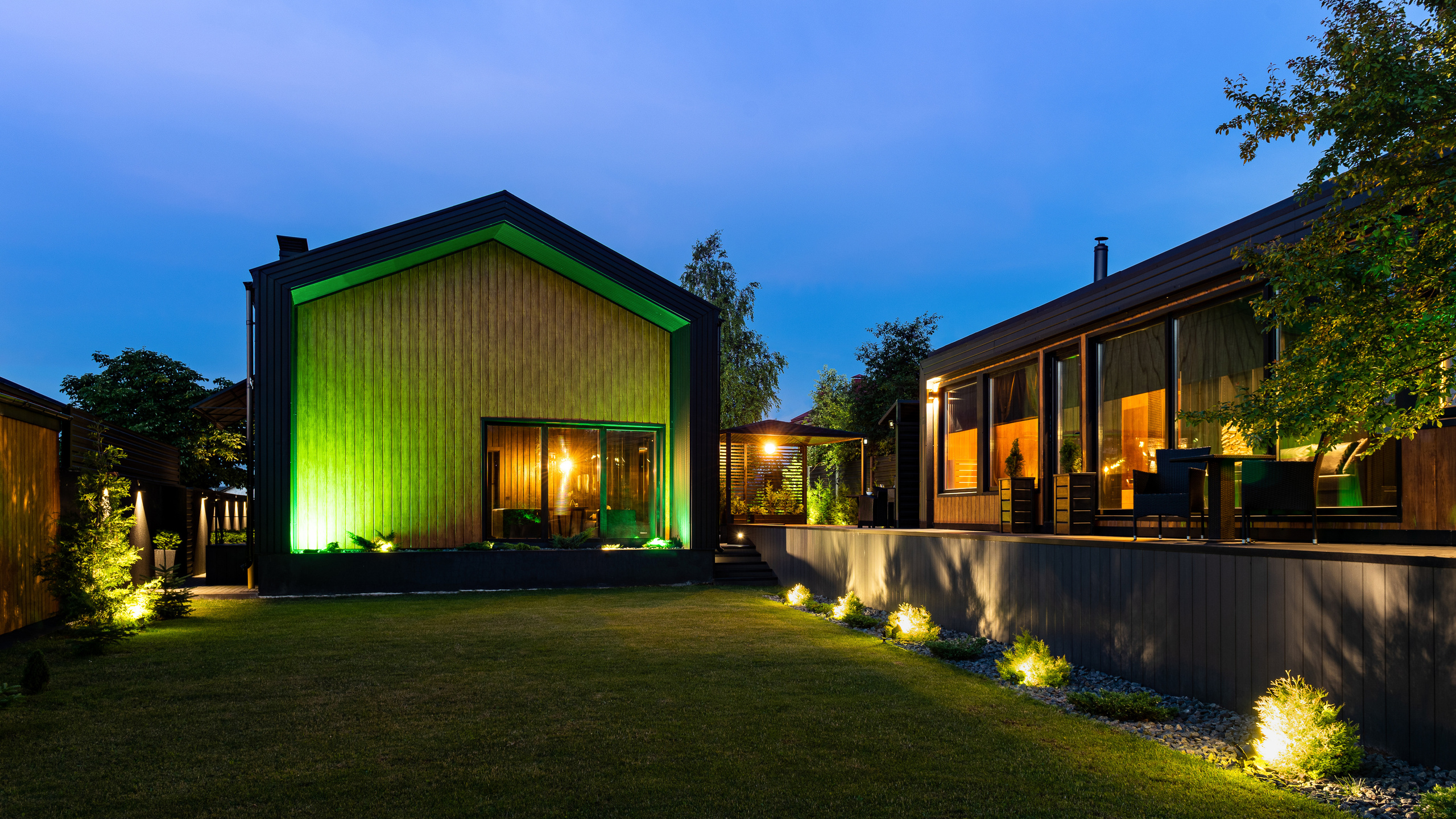 Двухэтажный лофт-стильный дом с большими окнами