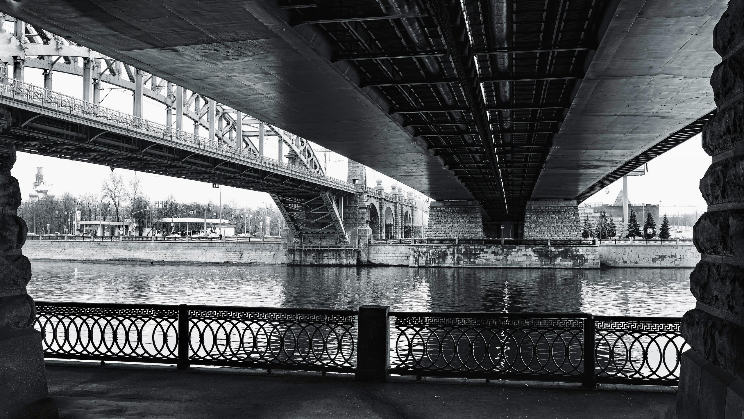 Фотография конструкций моста через реку в серых тонах