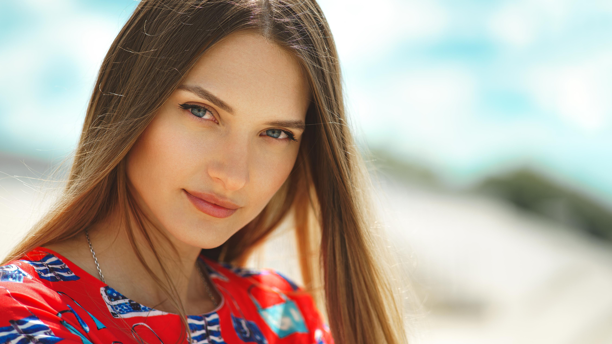 Портрет девушки в красном платье.