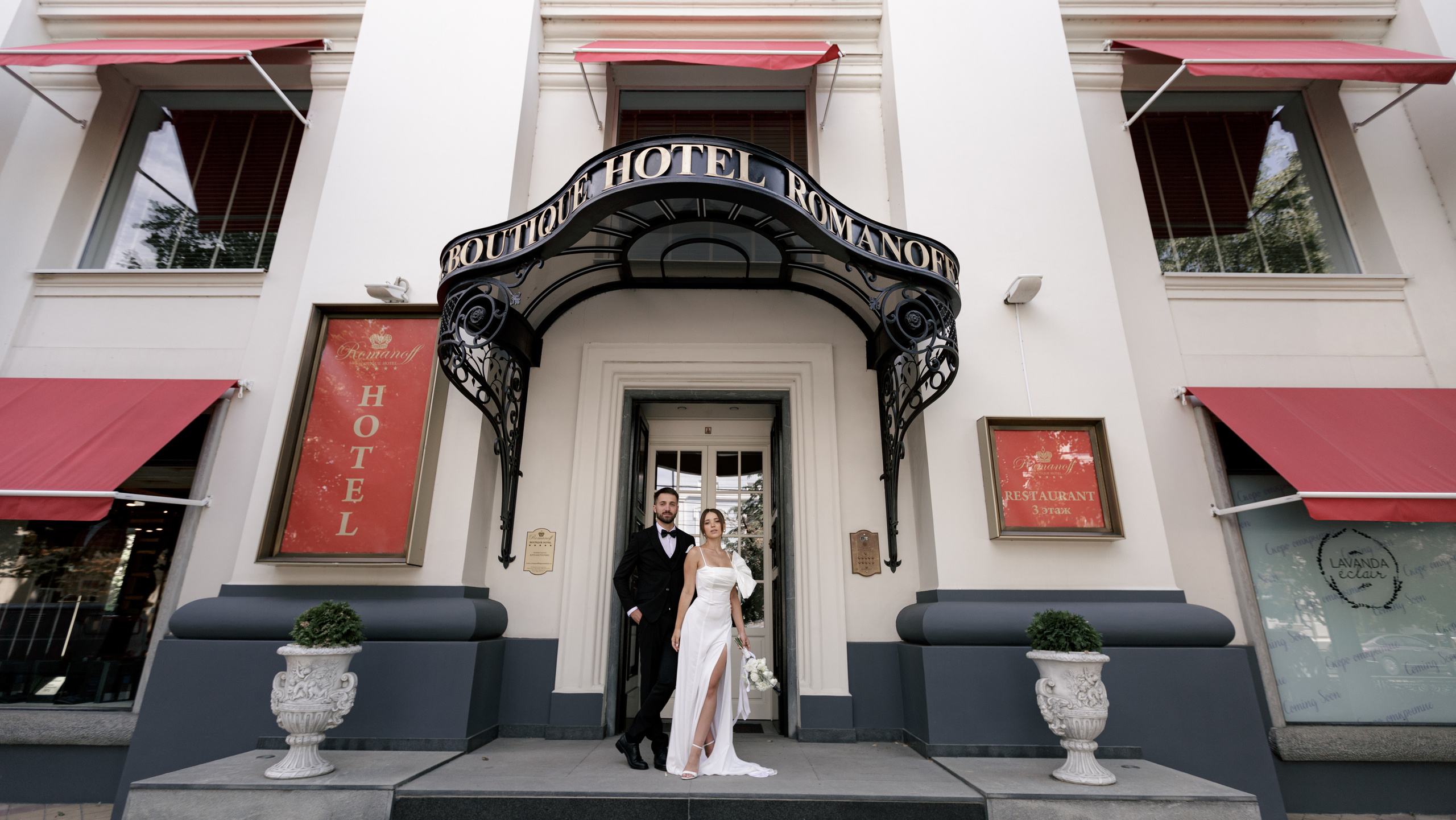 Свадебная фотосессия на фоне отеля Гранд Отель Екатеринодар в Краснодаре