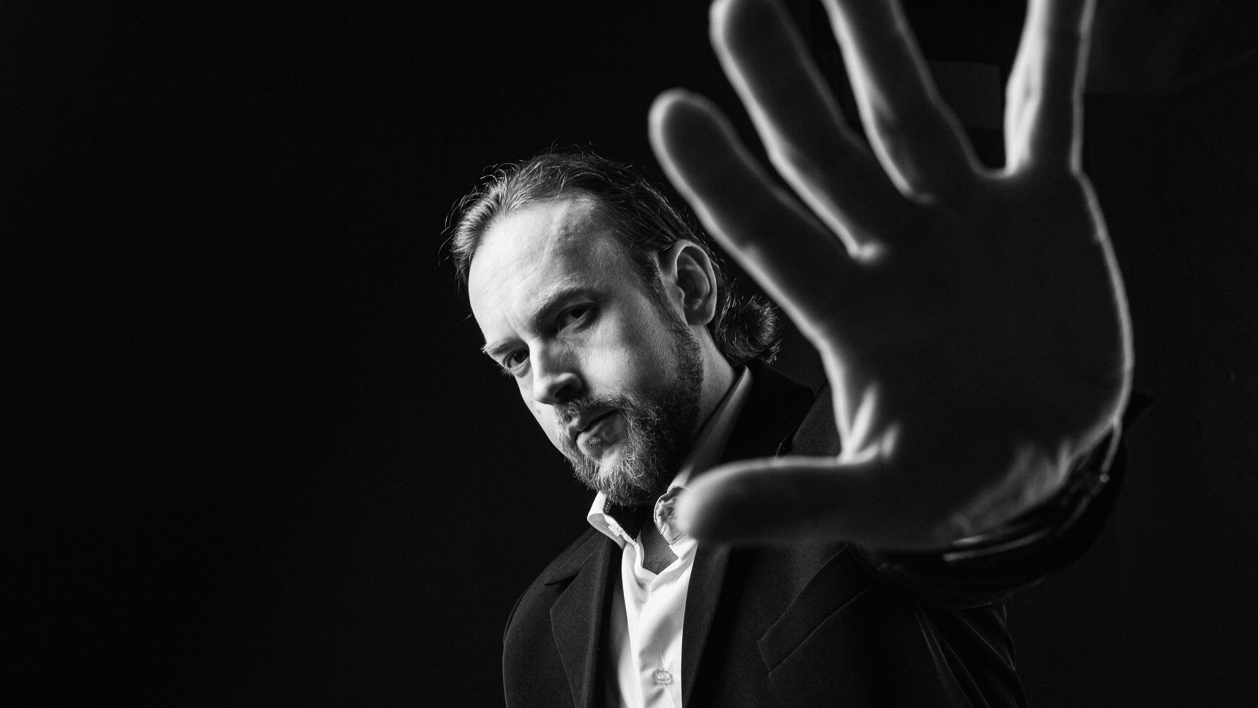 Стильная фотосессия мужчины в чёрно белой гамме