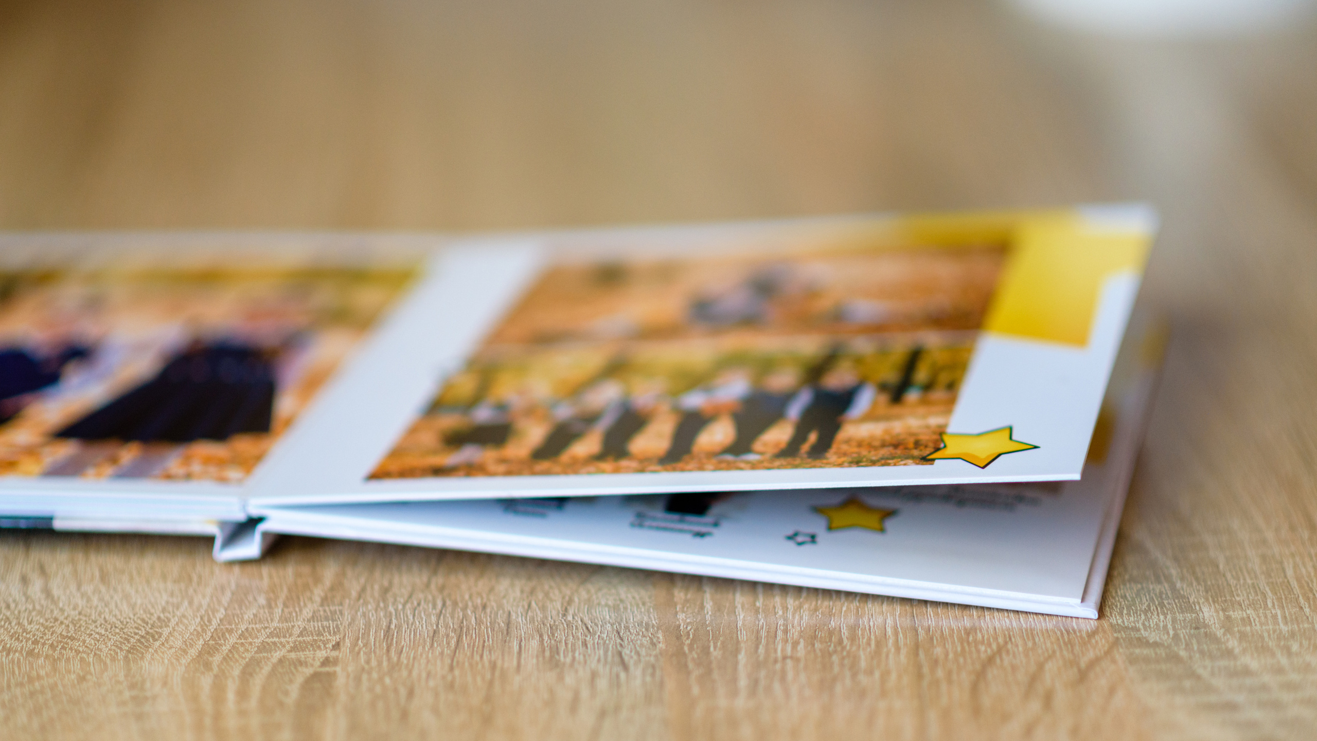 Раскрытая выпускная фотокнига лежит на столе