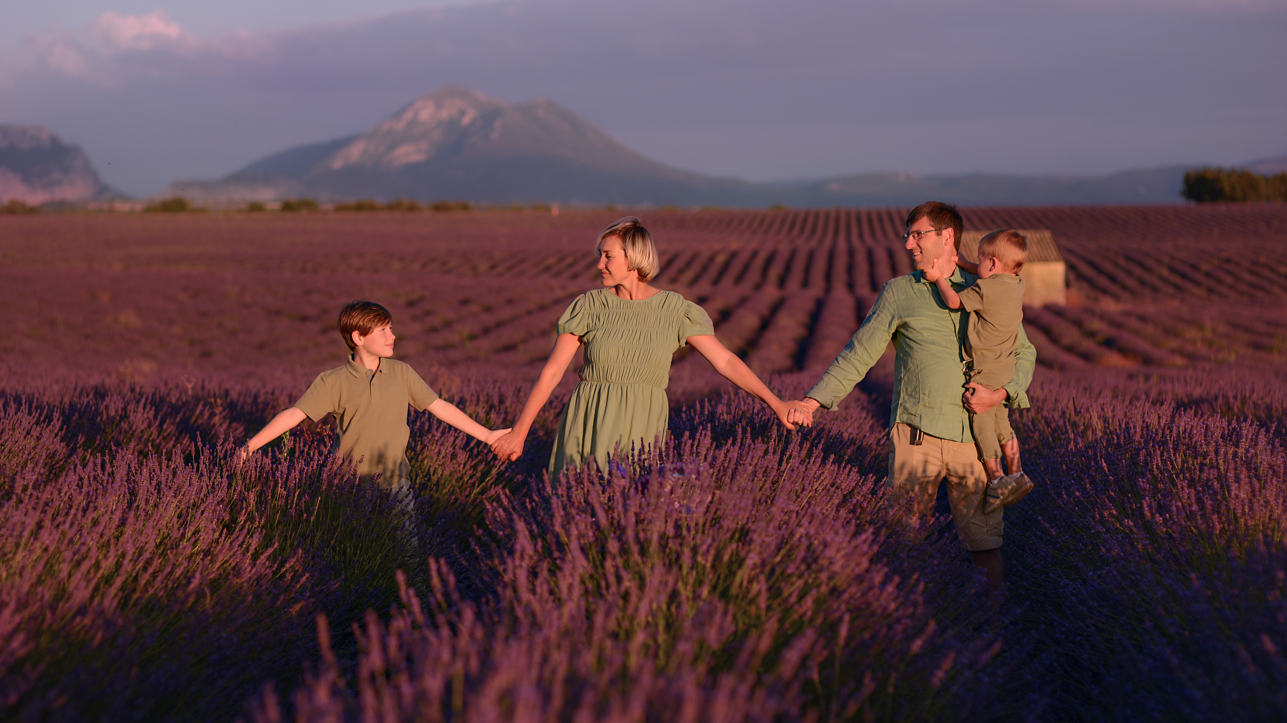 Что надеть на фотосессию в Лаванде. Photographer in Provence Julia Lipiainen