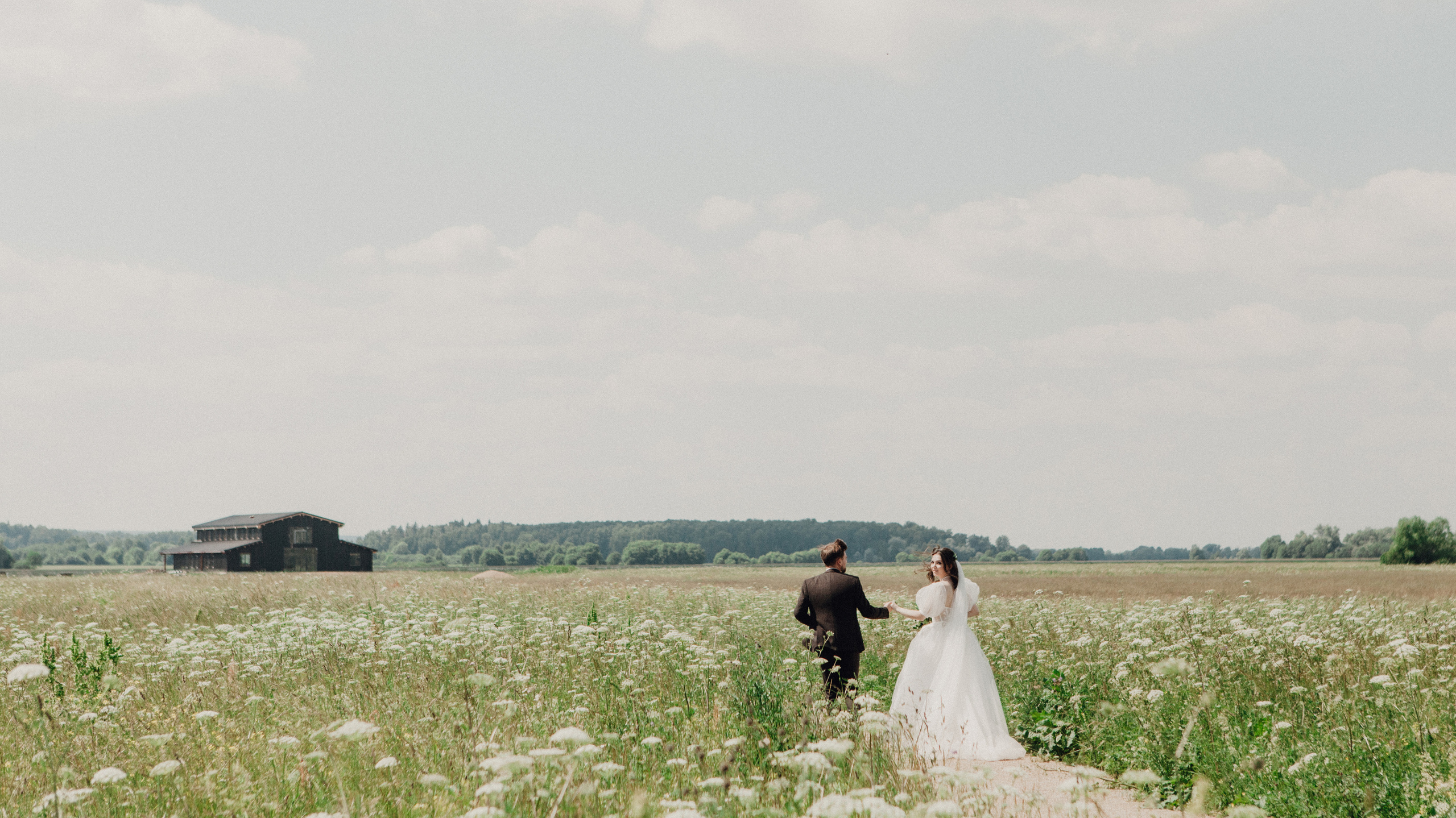 свадебная прогулка в поле