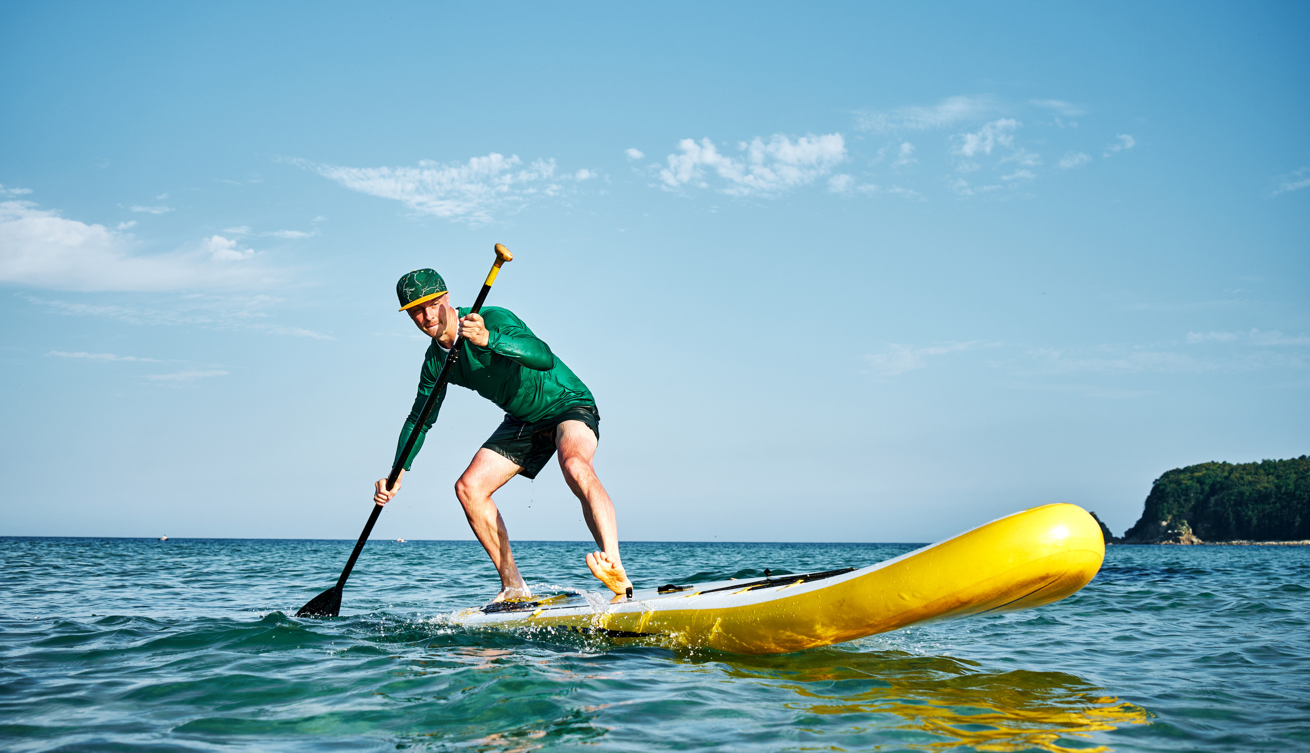 Трюки на SUP-борде в море. Купить коммерческие фотографии для использования в дизайне и рекламе
