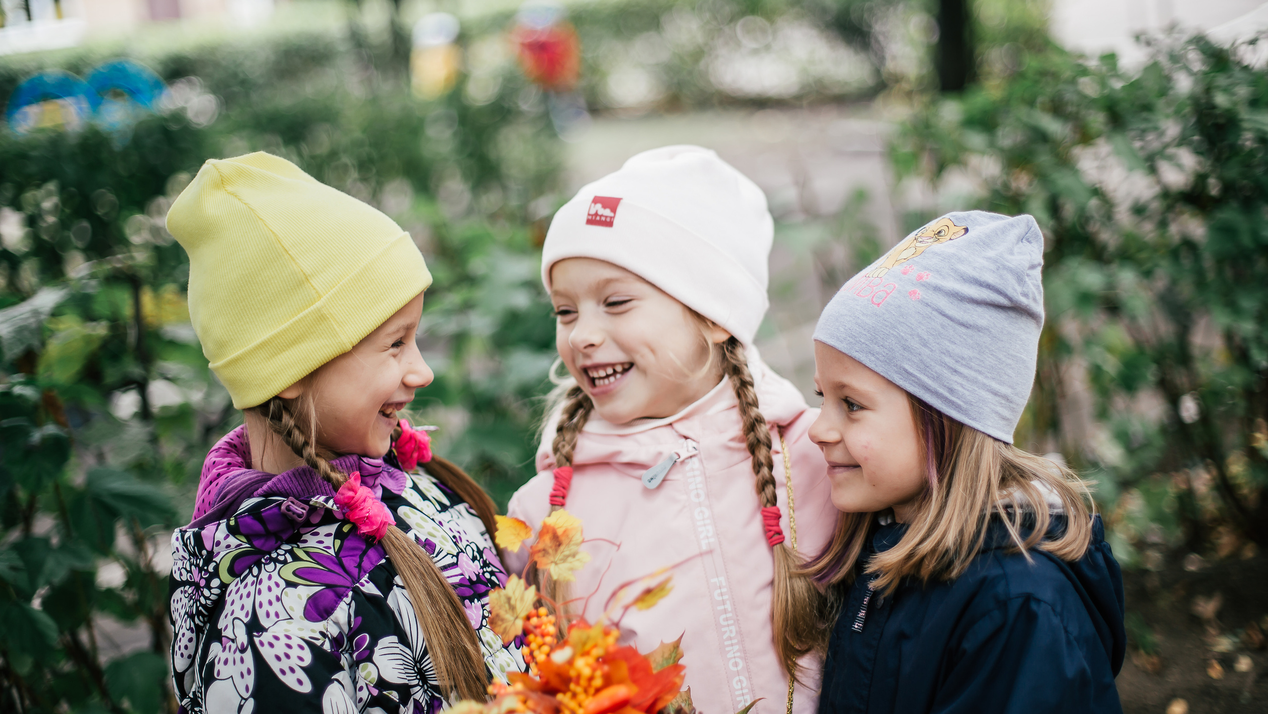 Три подружки рассказывают секретики в детском саду.