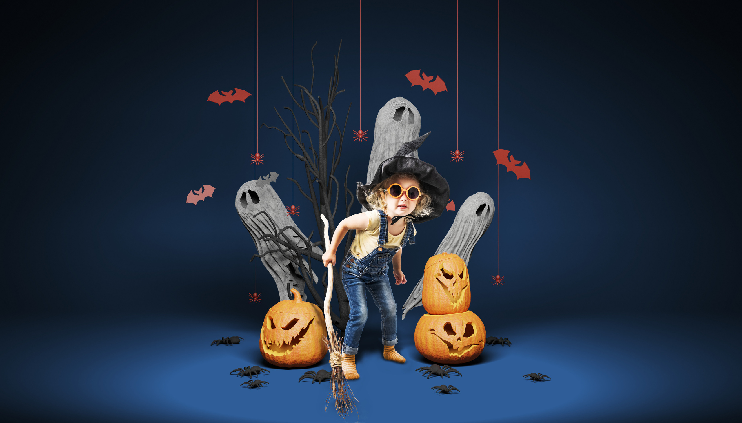 Хеллоуин в синих тонах. Купить коммерческие фотографии для использования в дизайне и рекламе