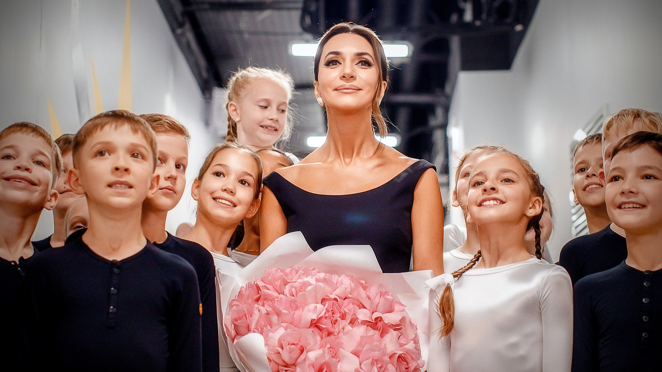 Звёздный вальс украсил праздничный концерт. Концертный зал Москва. Заслуженная артистка России Зара. День знаний 2024. Россия-1. Черное и белое. Большая перемена