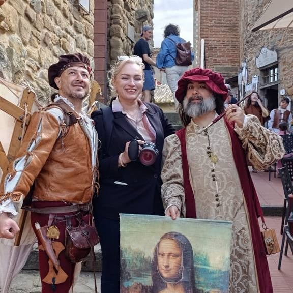 Динамичная репортажная фотосъемка корпоративного мероприятия или конференции, запечатлевающая искренние, подлинные моменты и ключевые взаимодействия участников и докладчиков.