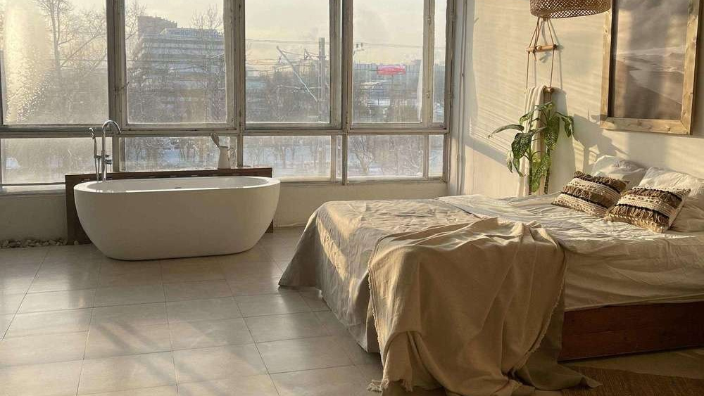 Студия с панорамными окнами и спальней в белом цвете 