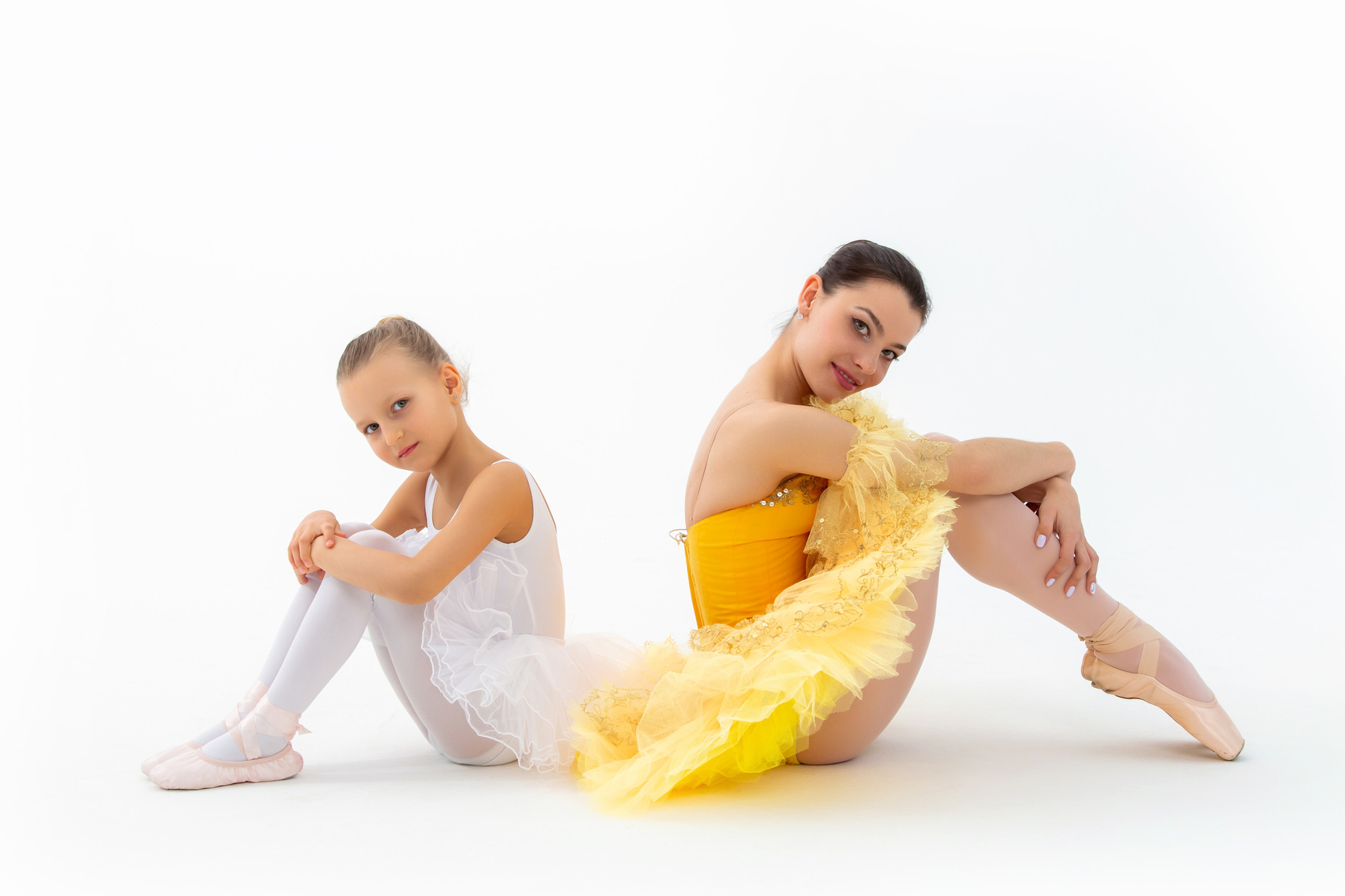 Девочка балерина позирует вместе со своей наставницей балериной  на фотосессии для гимнастики и балета 
