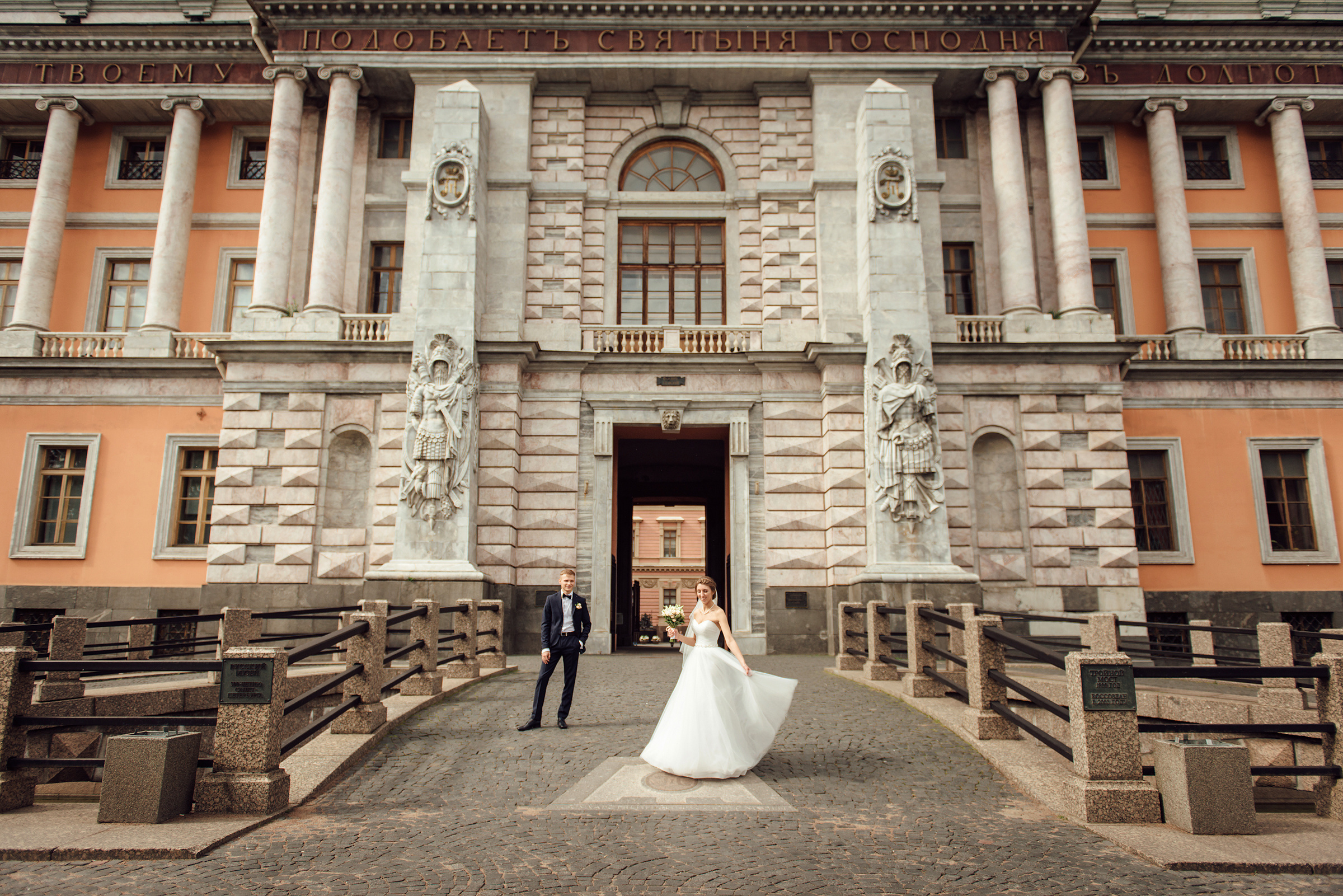 дворцы в Санкт-Петербурге для свадебной фотосессии в дождь, осенью или зимой