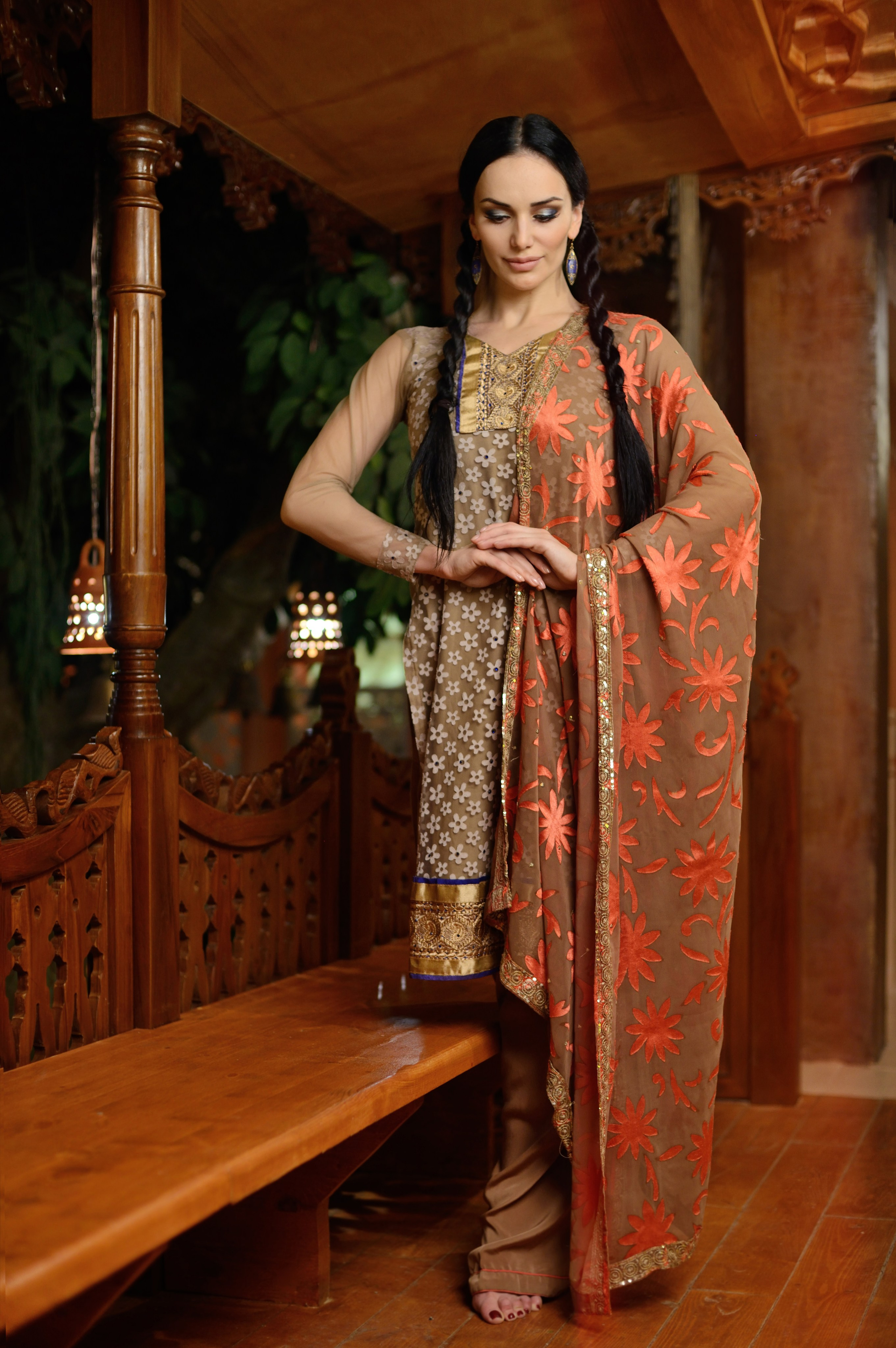 Национальная фотосессия девушки в костюме шальвар камиз в индийском стиле в музее Этномир