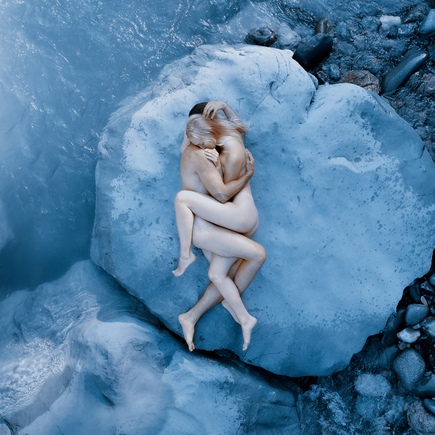 Фотография сверху с коптера на камне пары в стиле НЮ