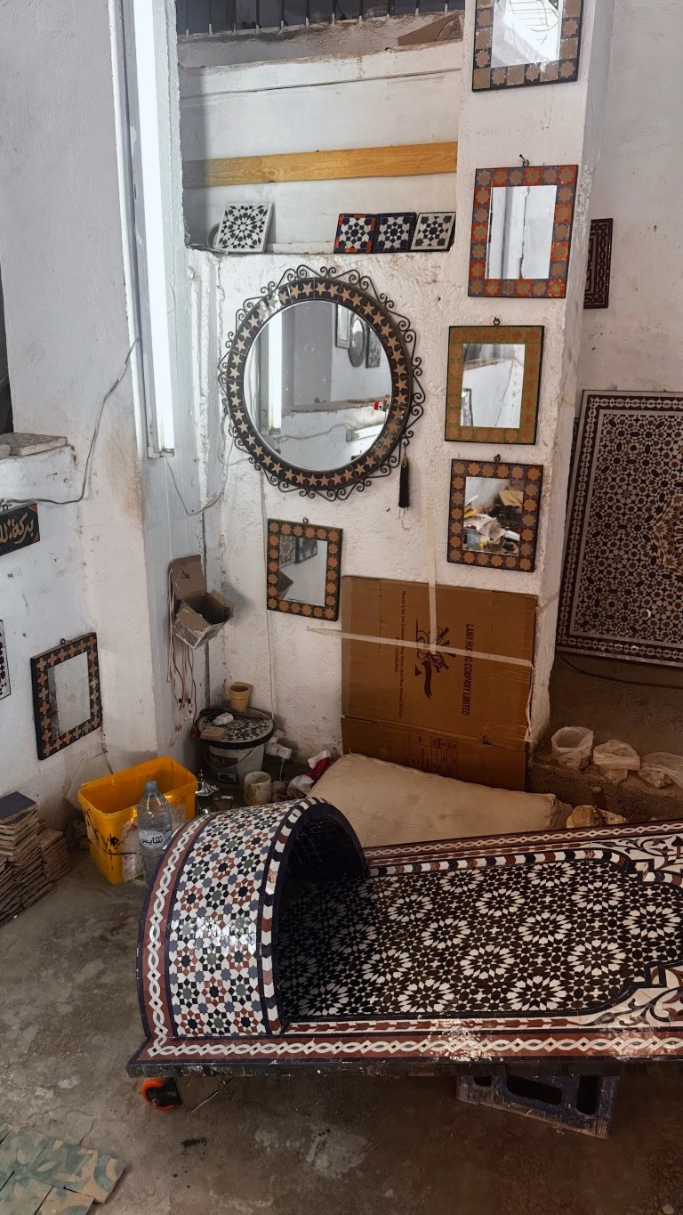 Фрагменты марокканской керамической мозаики зиллидж, вырезанные вручную плитки