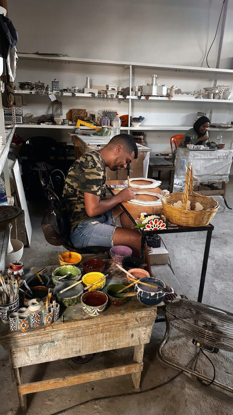 Мастер в Фесе вручную режет глазурованные плитки для мозаики зиллидж