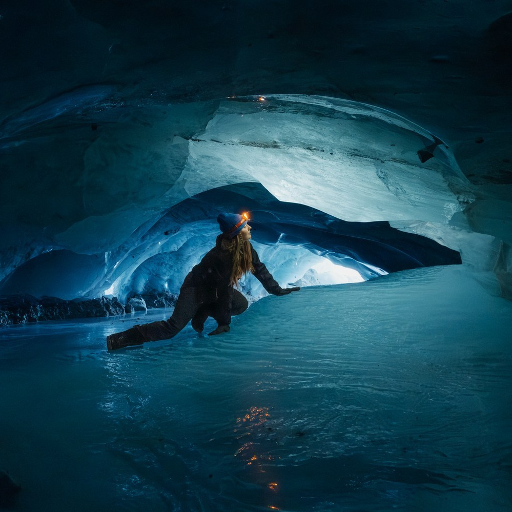 Пара за столом на природе на закате, романтическая фотосессия в Пятигорске