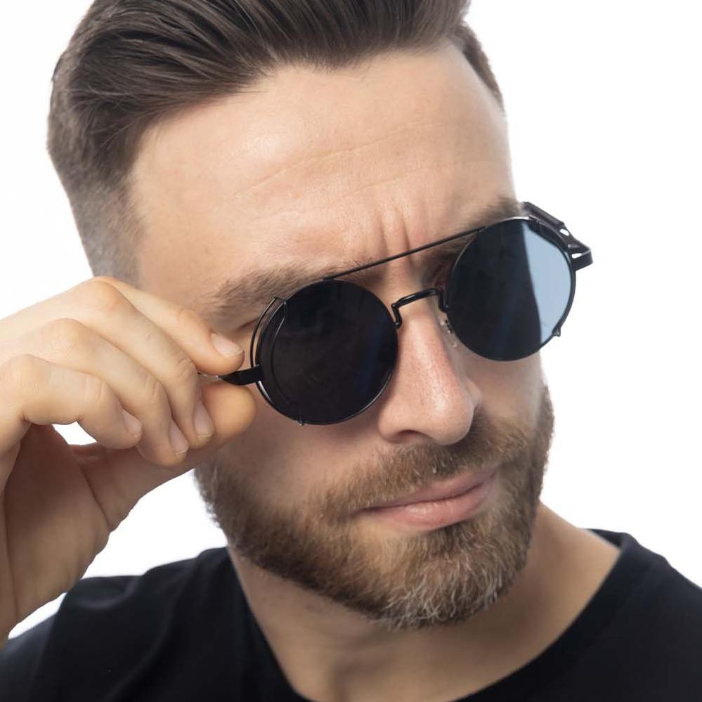 Мужчина с бородой в солнечных очках