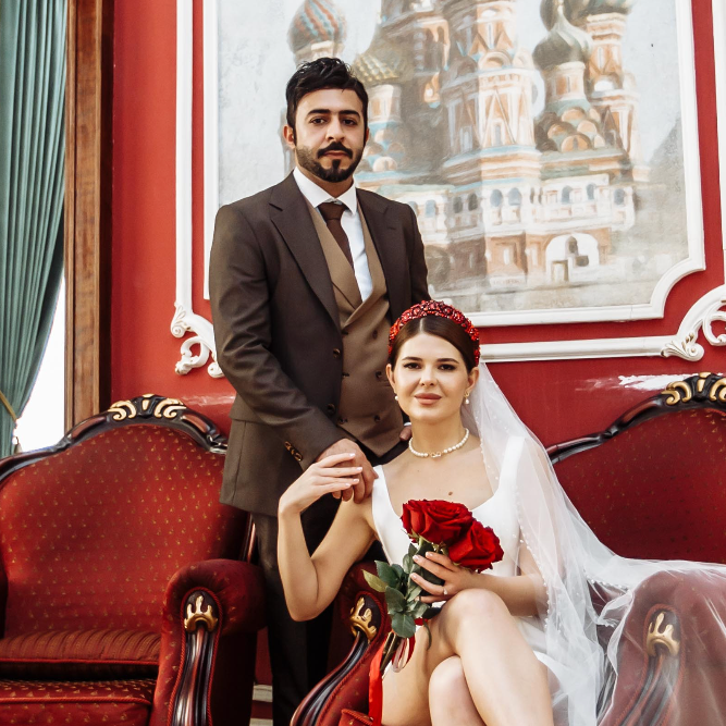 Жених и невеста с букетом в Грибоедовском загсе перед церемонией