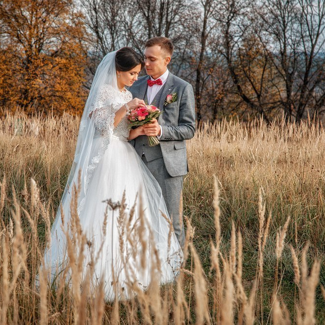 Свадебная фотосъемка в Брянске у Свенского монастыря осенью