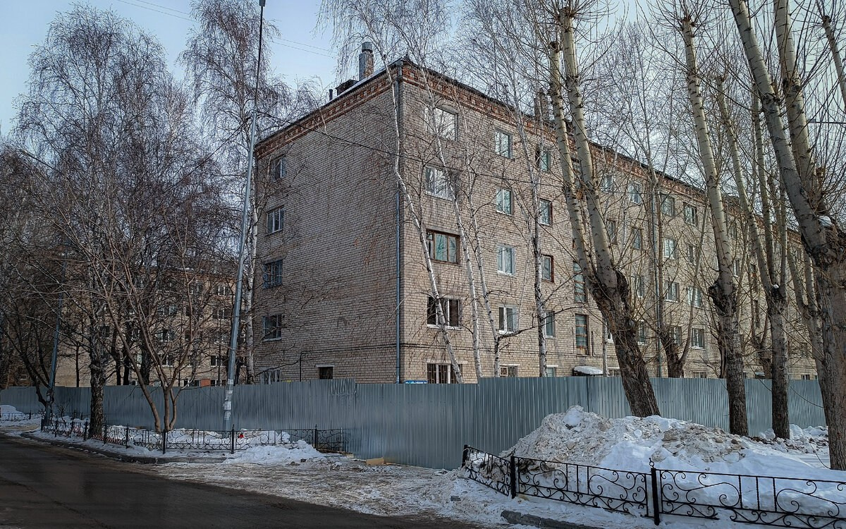 Расселено и ожидает сноса очередное общежитие в Тюмени