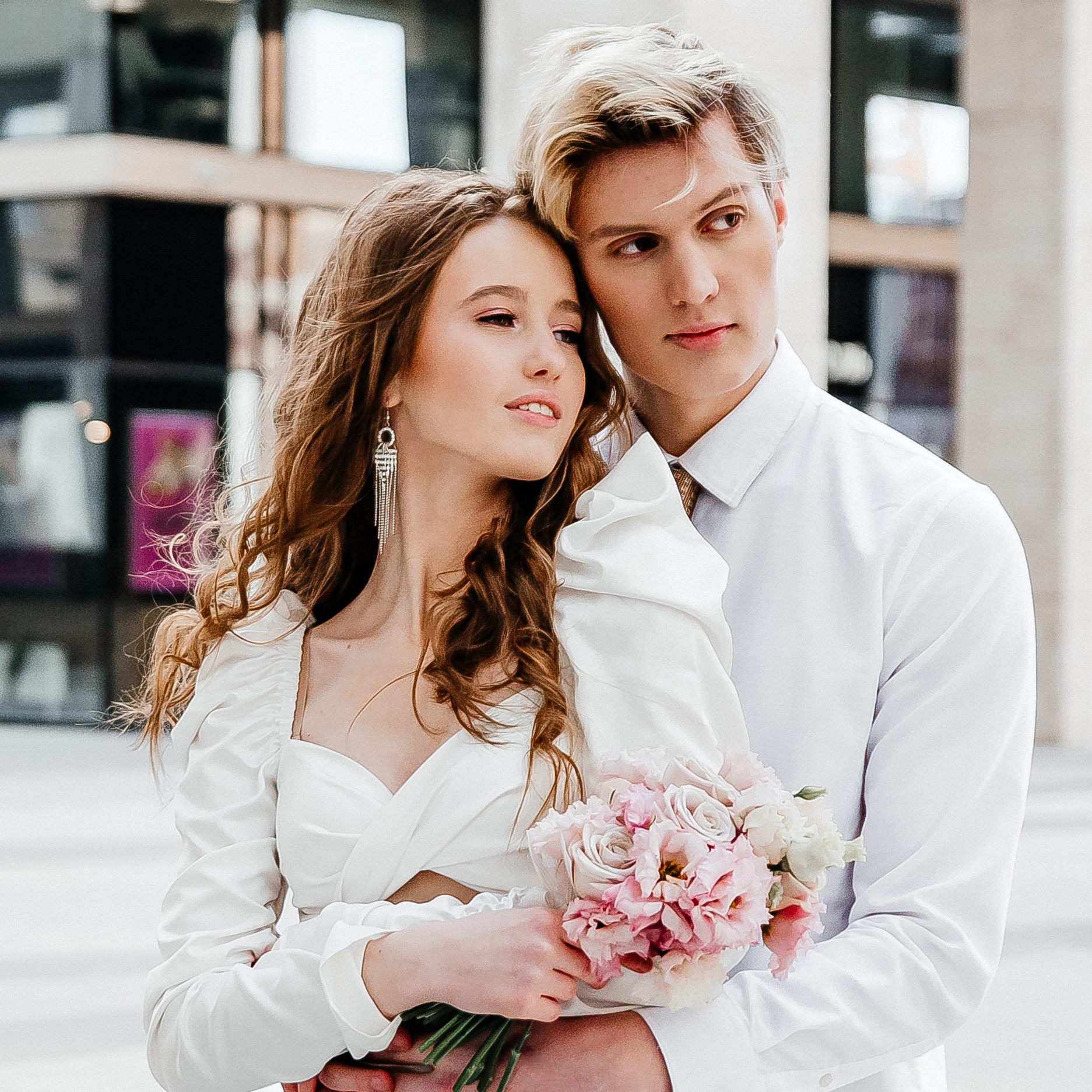 Жених со спины обнимает невесту