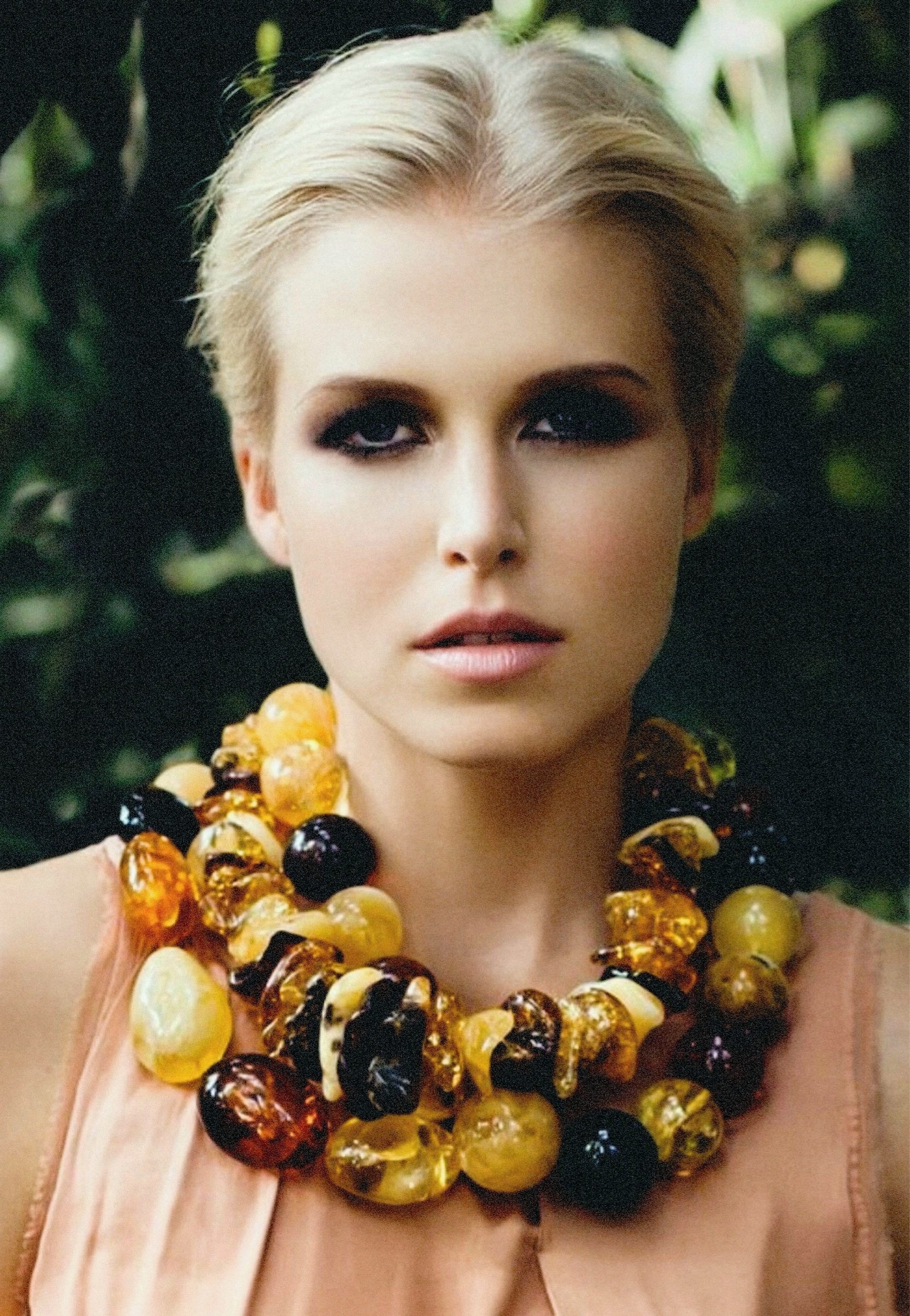 Уникальный янтарь Балтики в коллекции AMBER от Eugenika Jewels: тепло времени, застывшее в украшениях. EUGENIKA JEWELS — Идеальные украшения для избранных